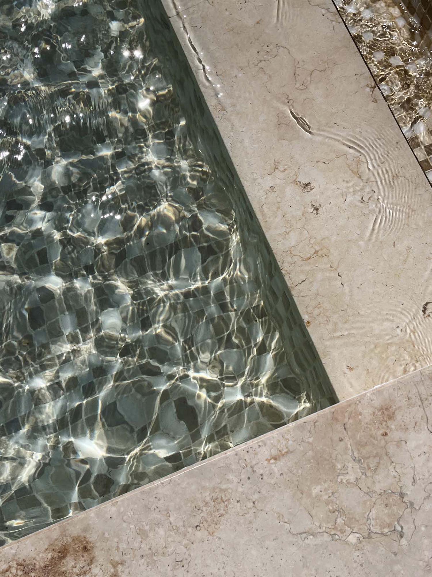 Pool Poster in Beige präsentiert im Onlineshop von KAQTU Design AG. Bild ist von Venture Home