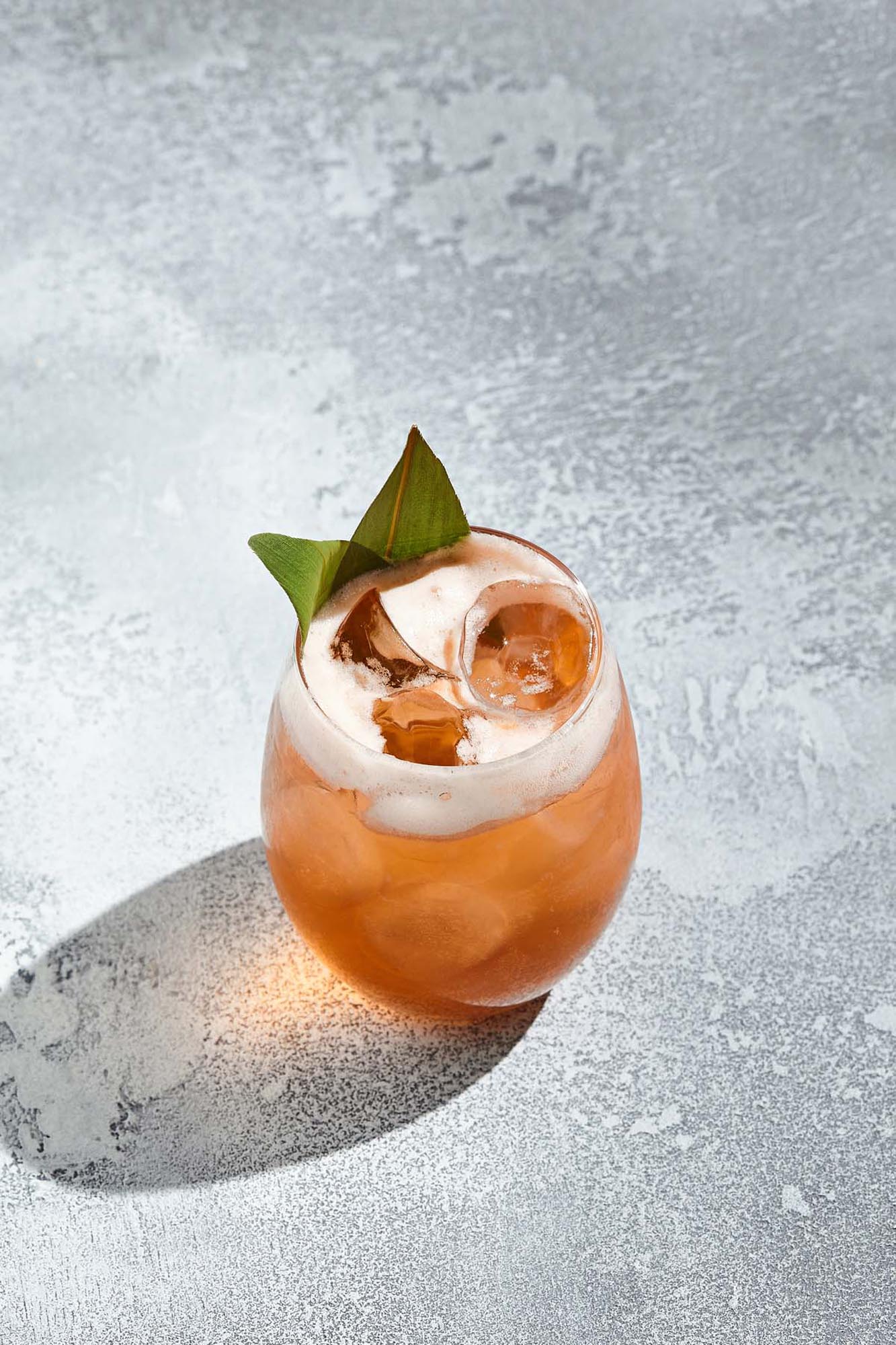 Lebendiges Drink Poster von Venture Home: Ein kreatives Kunstwerk in strahlendem Orange, das jedem Raum Energie und Stil verleiht.