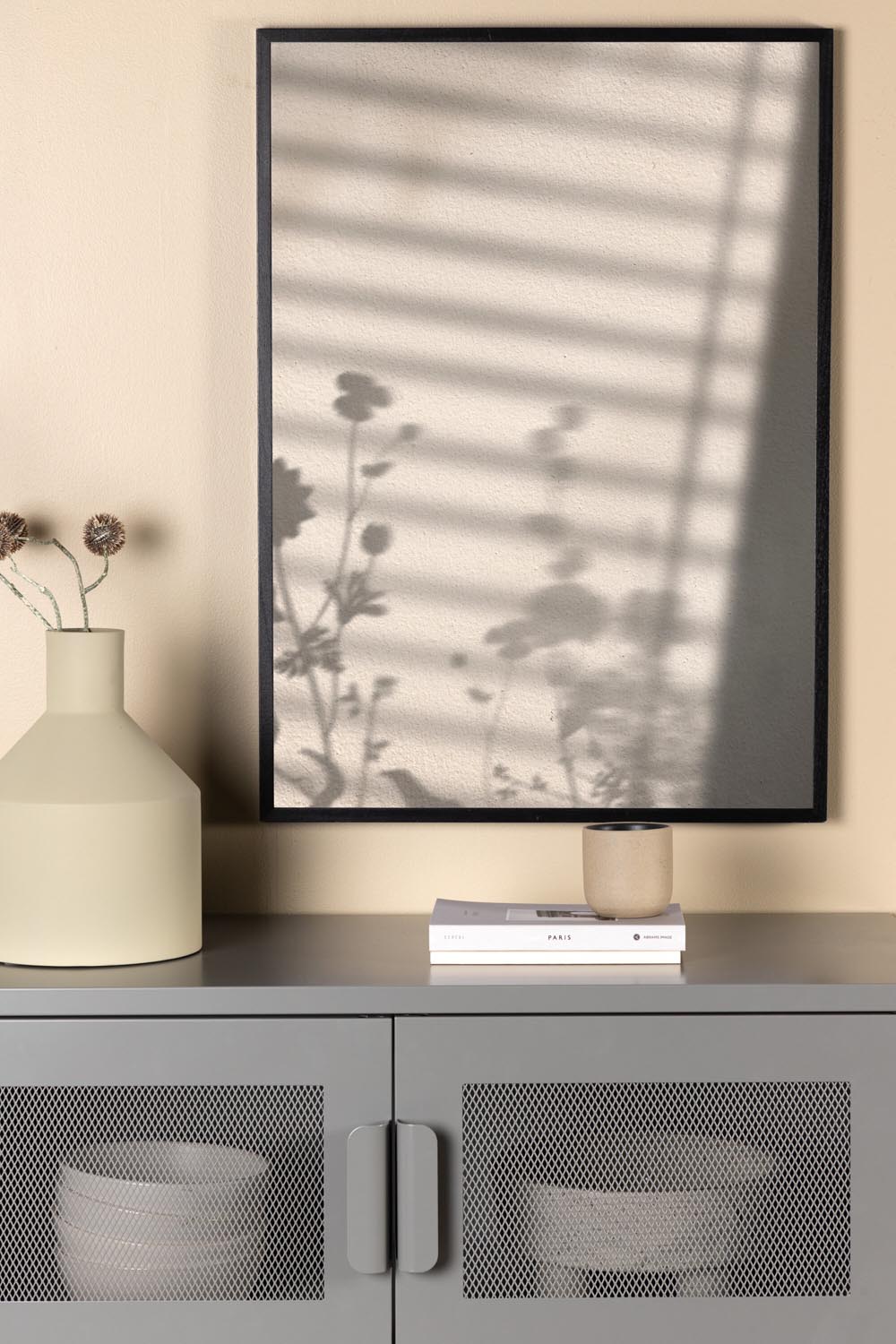 Flower Shadow Poster in Weiss präsentiert im Onlineshop von KAQTU Design AG. Bild ist von Venture Home