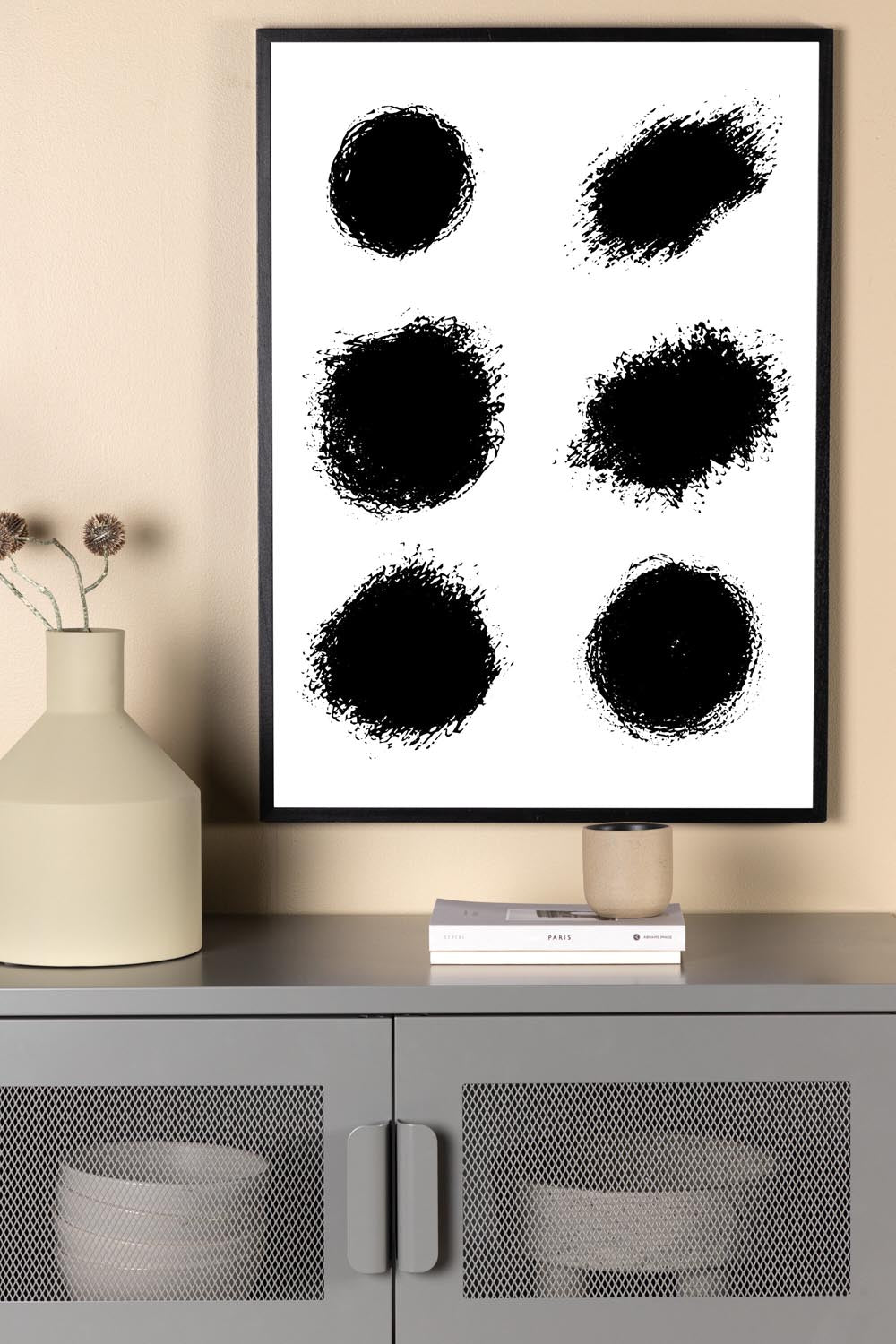Dots Poster V2 in Weiss präsentiert im Onlineshop von KAQTU Design AG. Bild ist von Venture Home