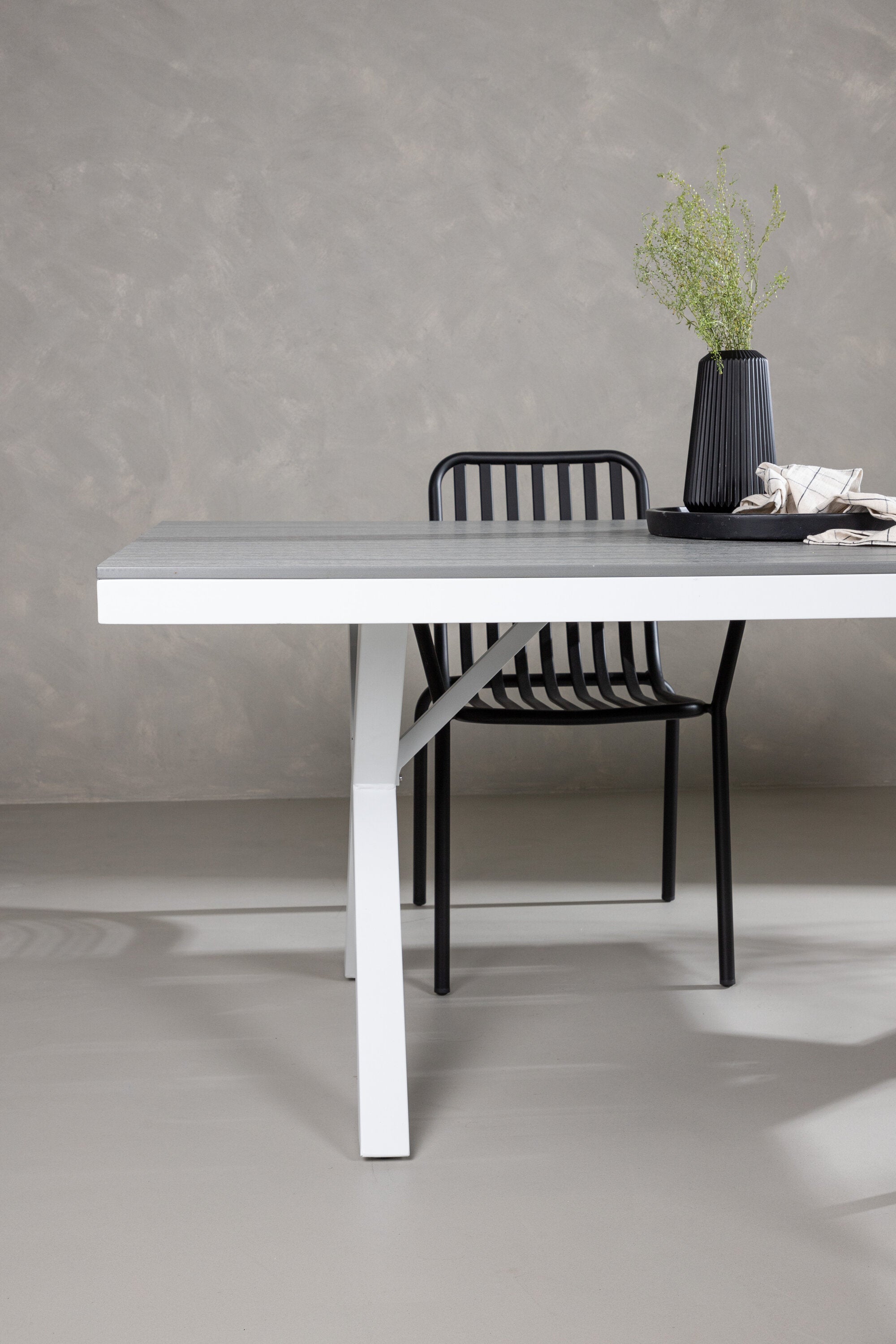 Garcia Gartentisch in Grau präsentiert im Onlineshop von KAQTU Design AG. Gartentisch ist von Venture Home