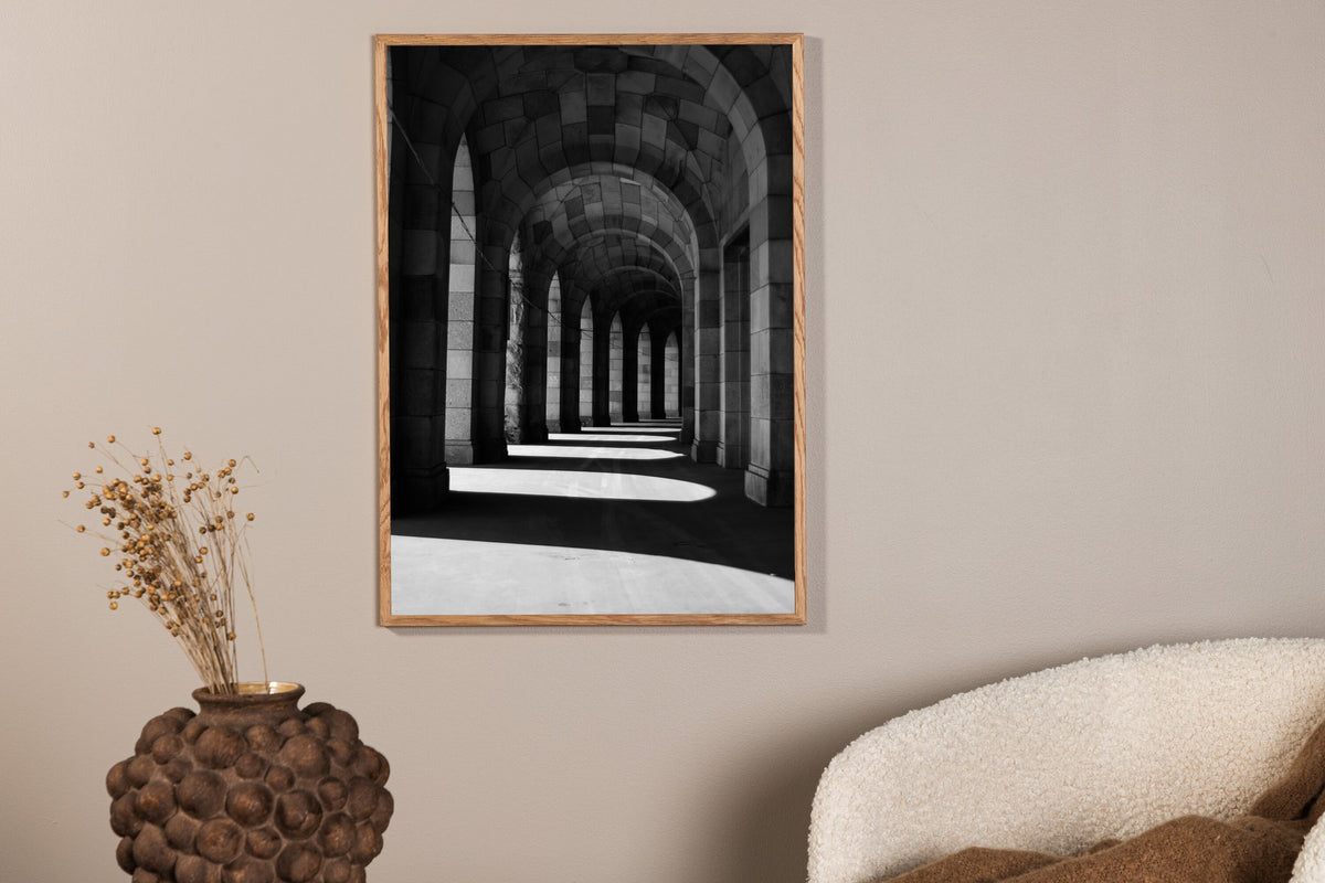 Beiges Walkway Poster aus Papier mit Schwarz-Weiss-Fotomotiv, kontrastreiche Formen in symmetrischer Komposition an der Wand.