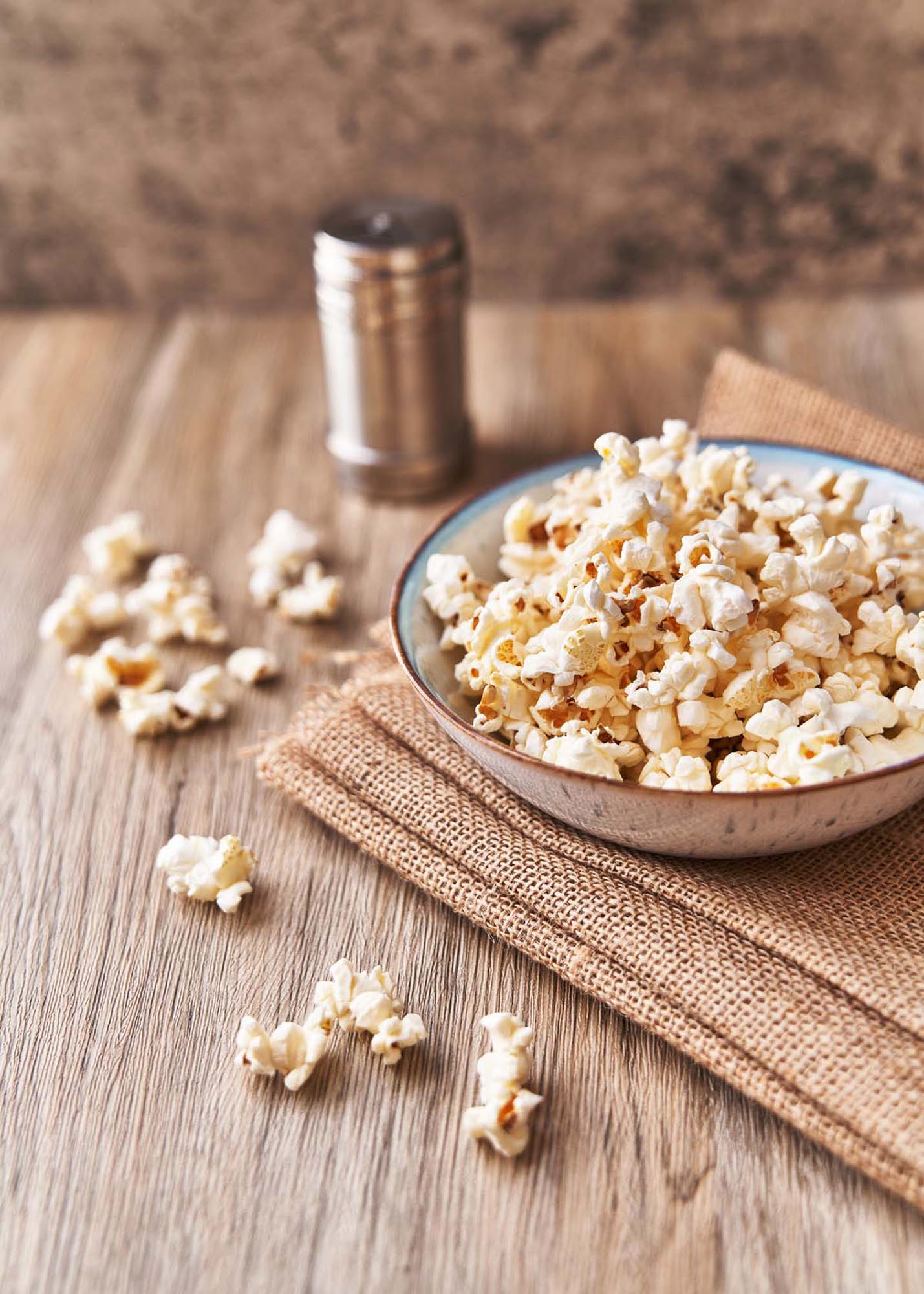 Popcorn Poster von Venture Home: Stilvolle Wandkunst für Cineasten.