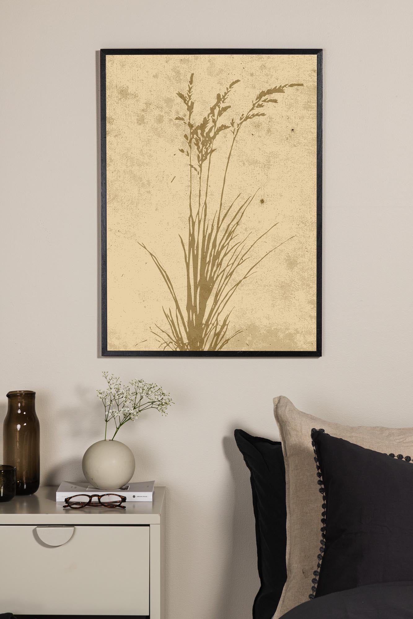 Entdecken Sie das Plant Art Poster von Venture Home – ein stilvolles Kunstwerk, das Ruhe und Eleganz in Ihr Zuhause bringt.