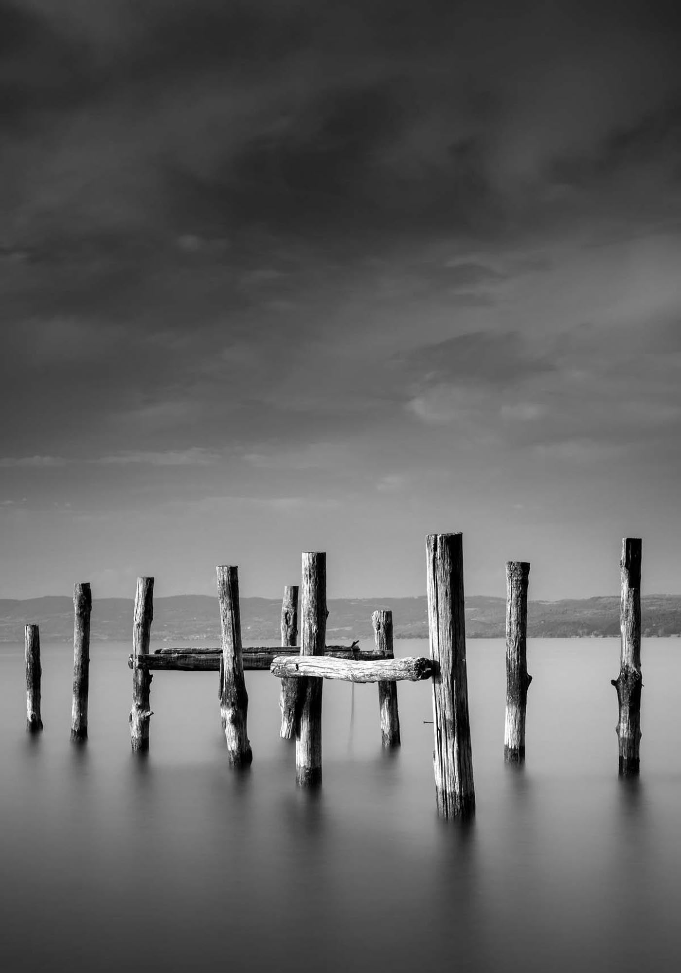 Venture Home Ozean Poster: Faszinierende Meereslandschaft in S/W.