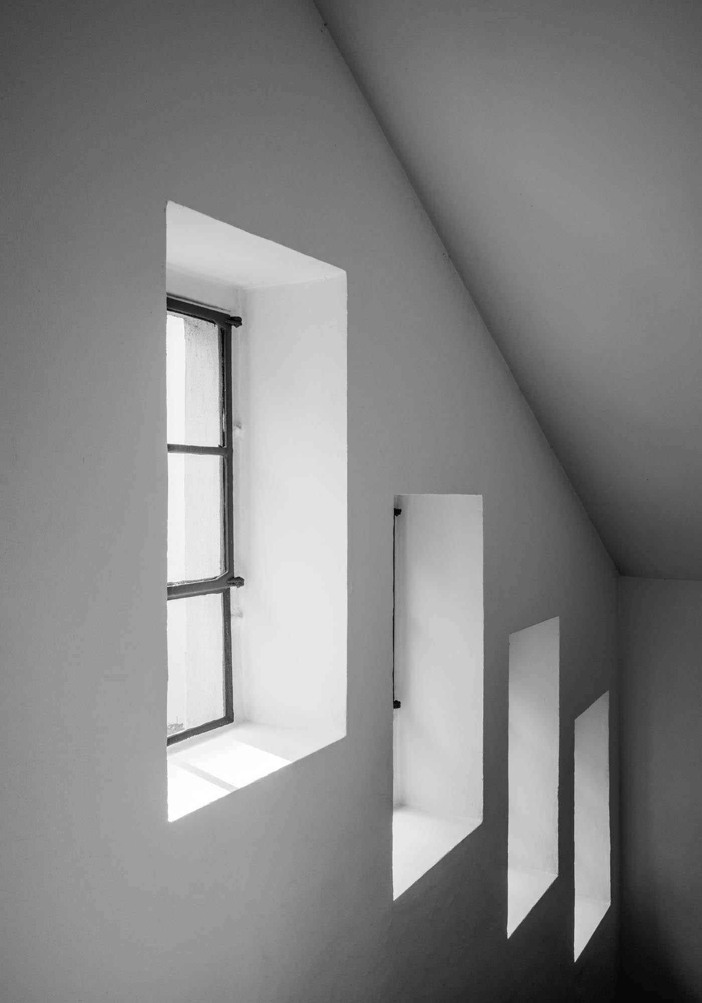 Windows Poster in Grau präsentiert im Onlineshop von KAQTU Design AG. Bild ist von Venture Home