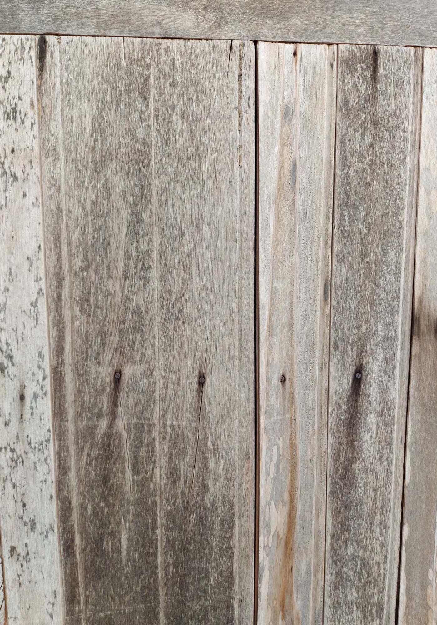 Ein rustikales Kunstwerk, das die natürliche Schönheit von Holz in Ihr Zuhause bringt. Perfekt für jeden Einrichtungsstil.