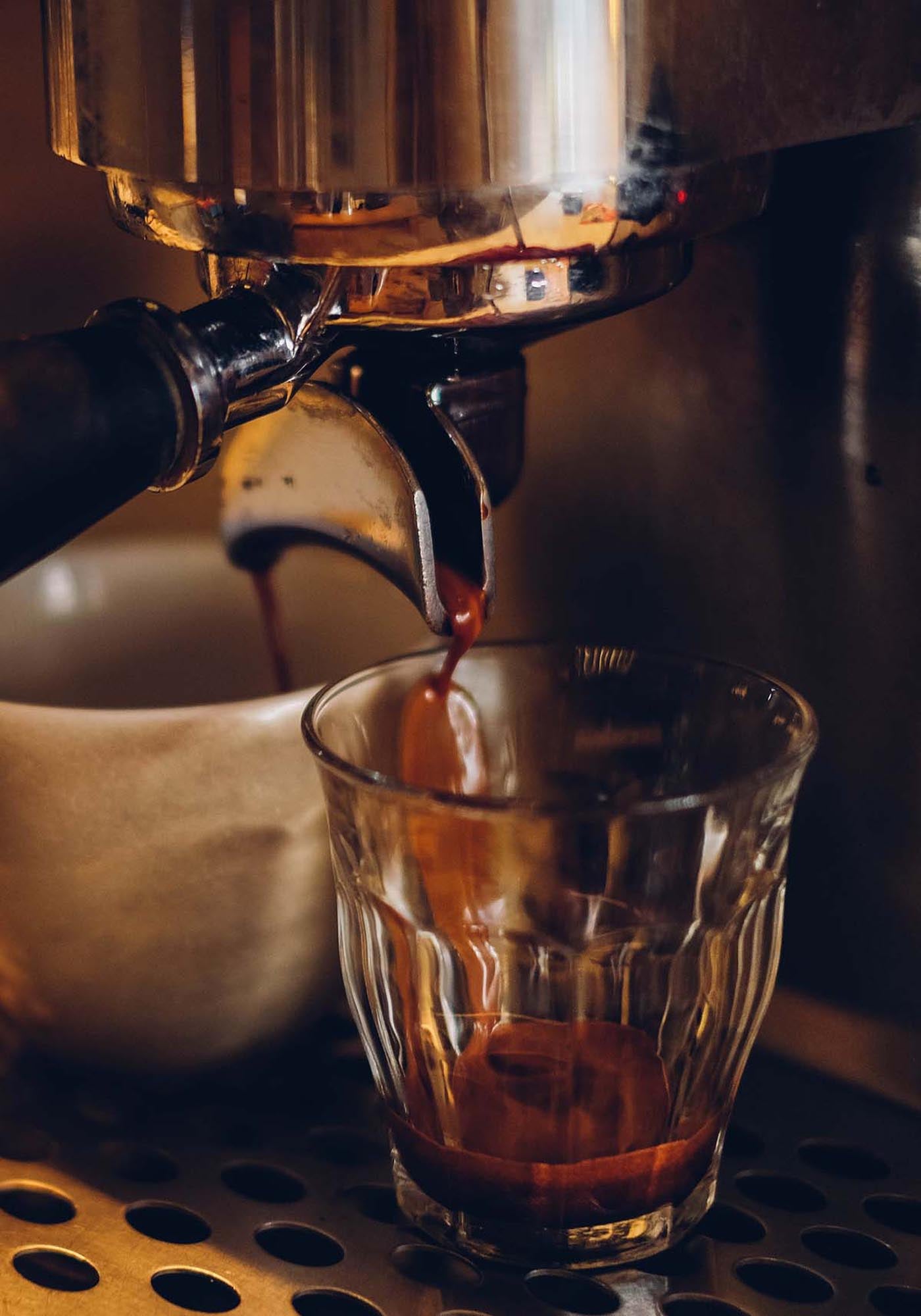 Barrista Poster in Braun präsentiert im Onlineshop von KAQTU Design AG. Bild ist von Venture Home
