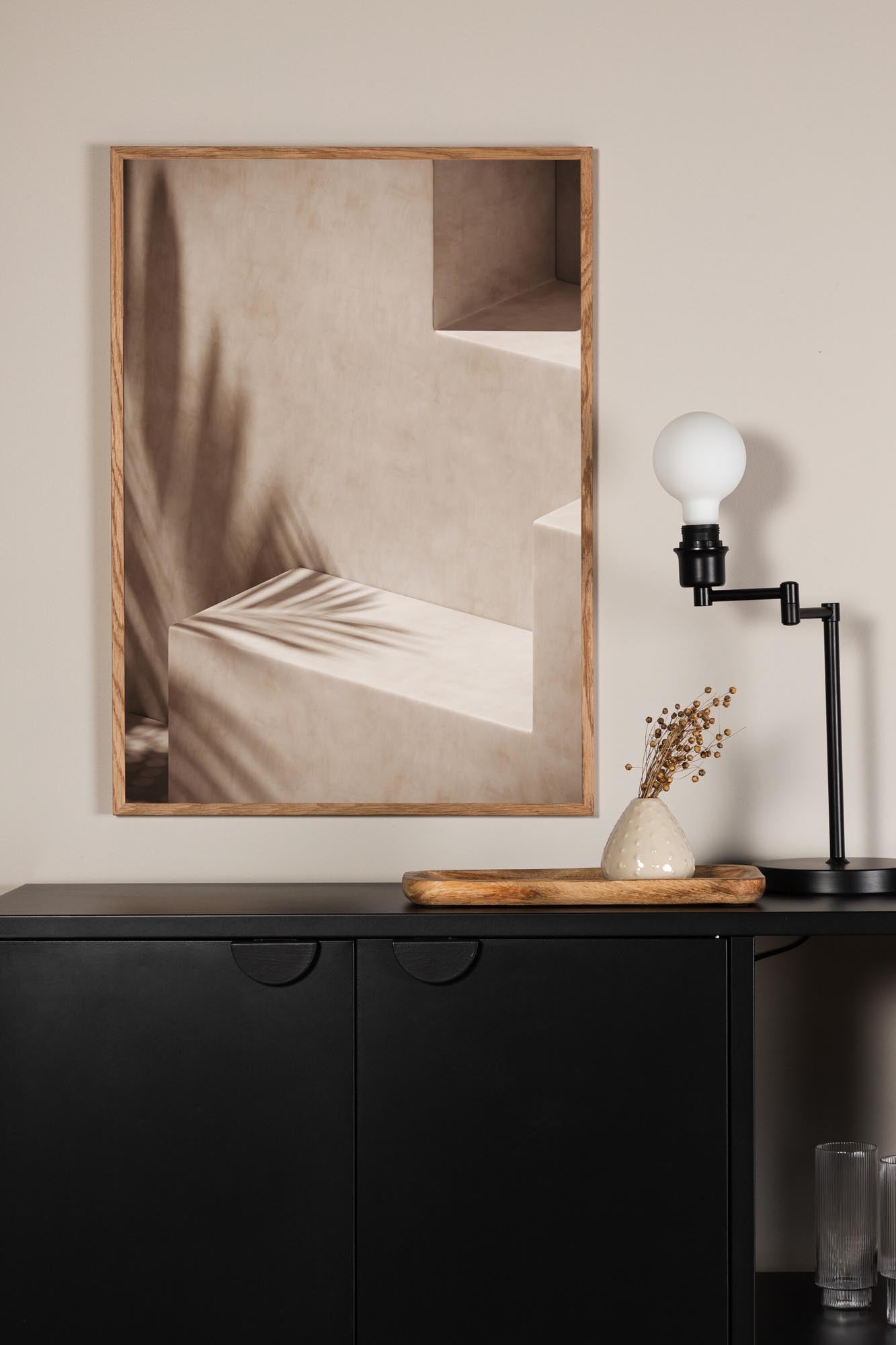 Bringen Sie mit dem Sun Stripes Poster von Venture Home ein Stück Sommer in Ihr Zuhause! Elegante Palmen und sanfte Beigetöne schaffen eine einladende Atmosphäre.