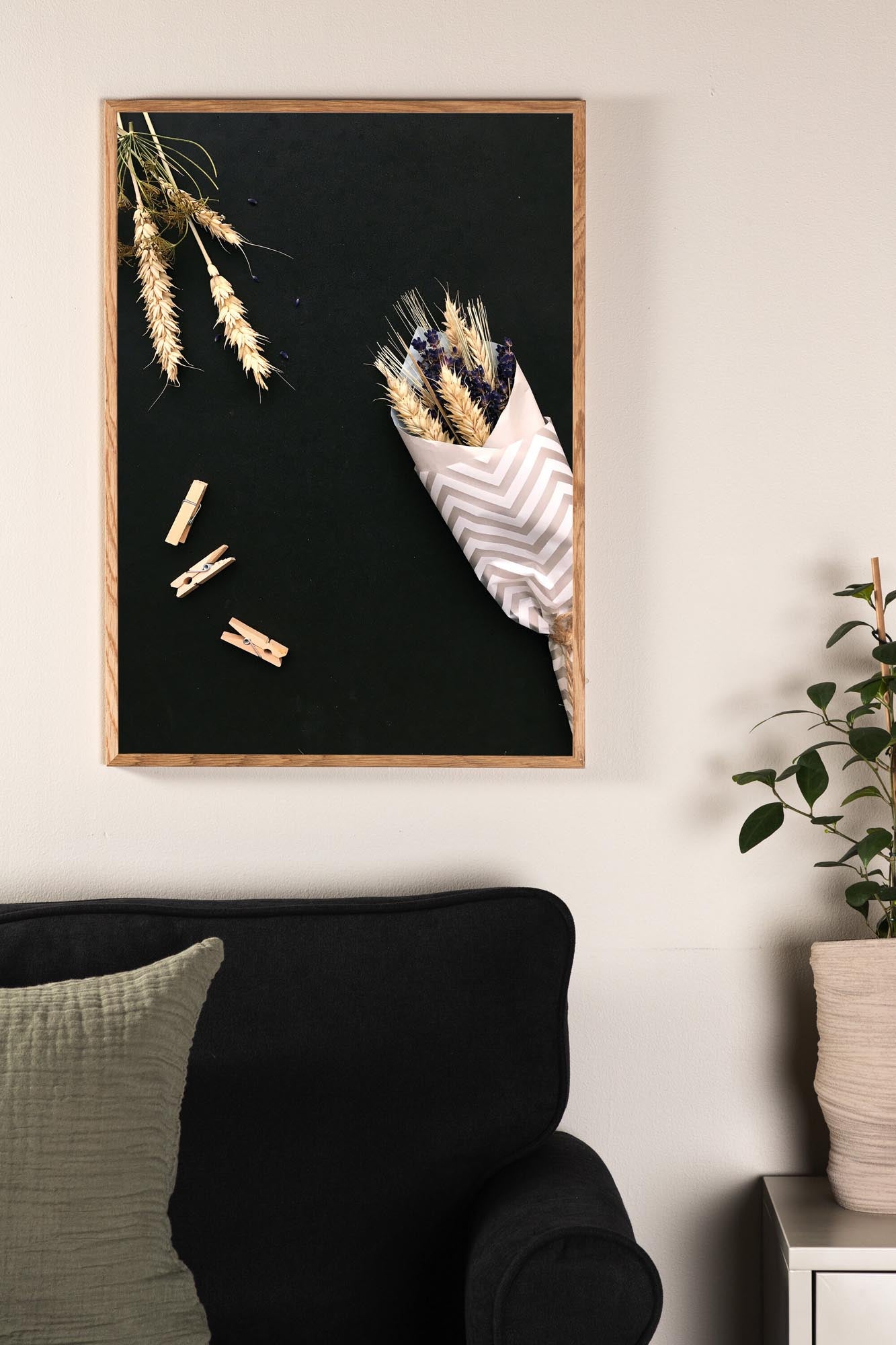 "Flowers on Table" Poster: Frische Blütenpracht für Ihr Interieur.