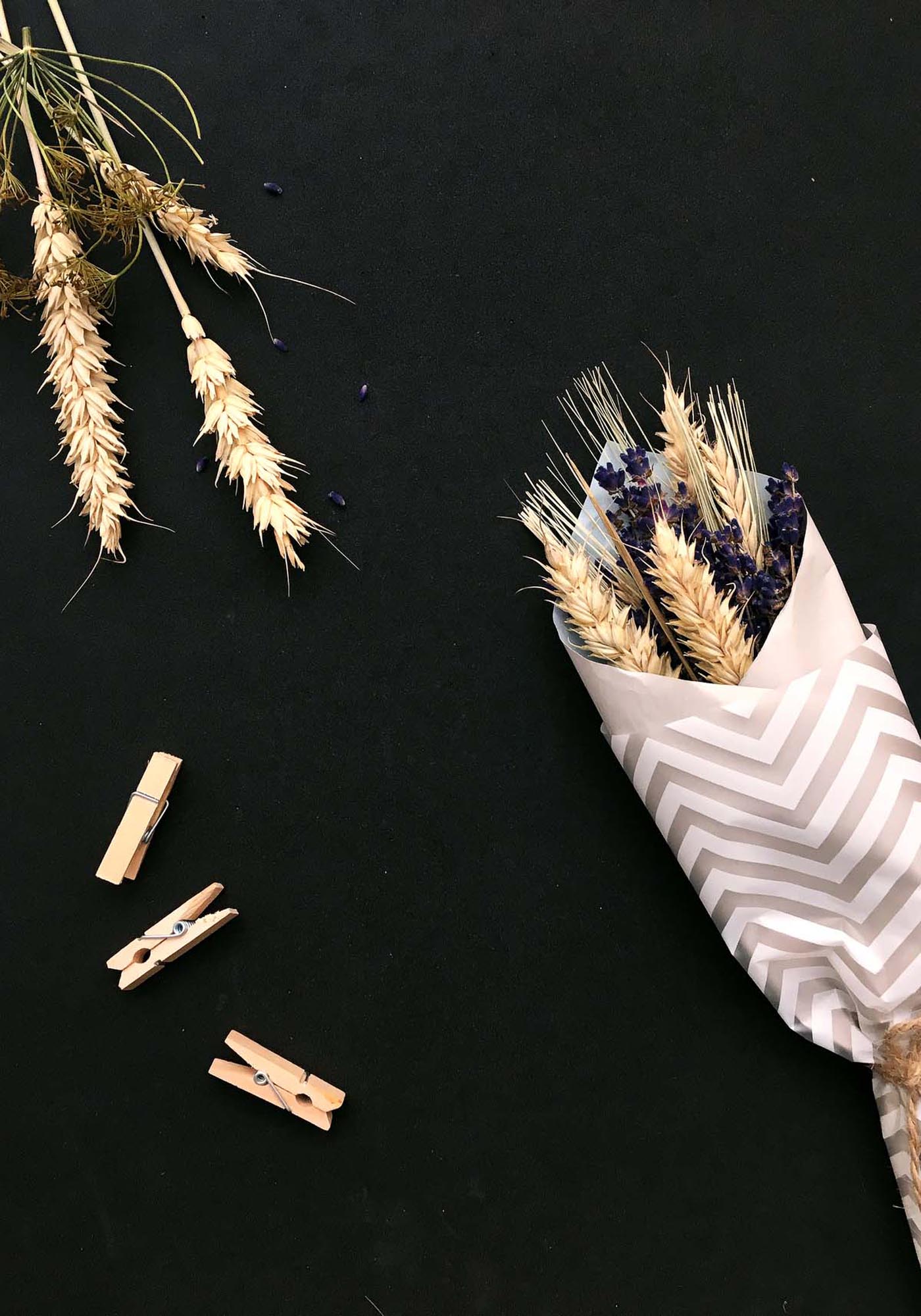 Blumenstillleben Poster von Venture Home – zeitlose Eleganz für Wände.