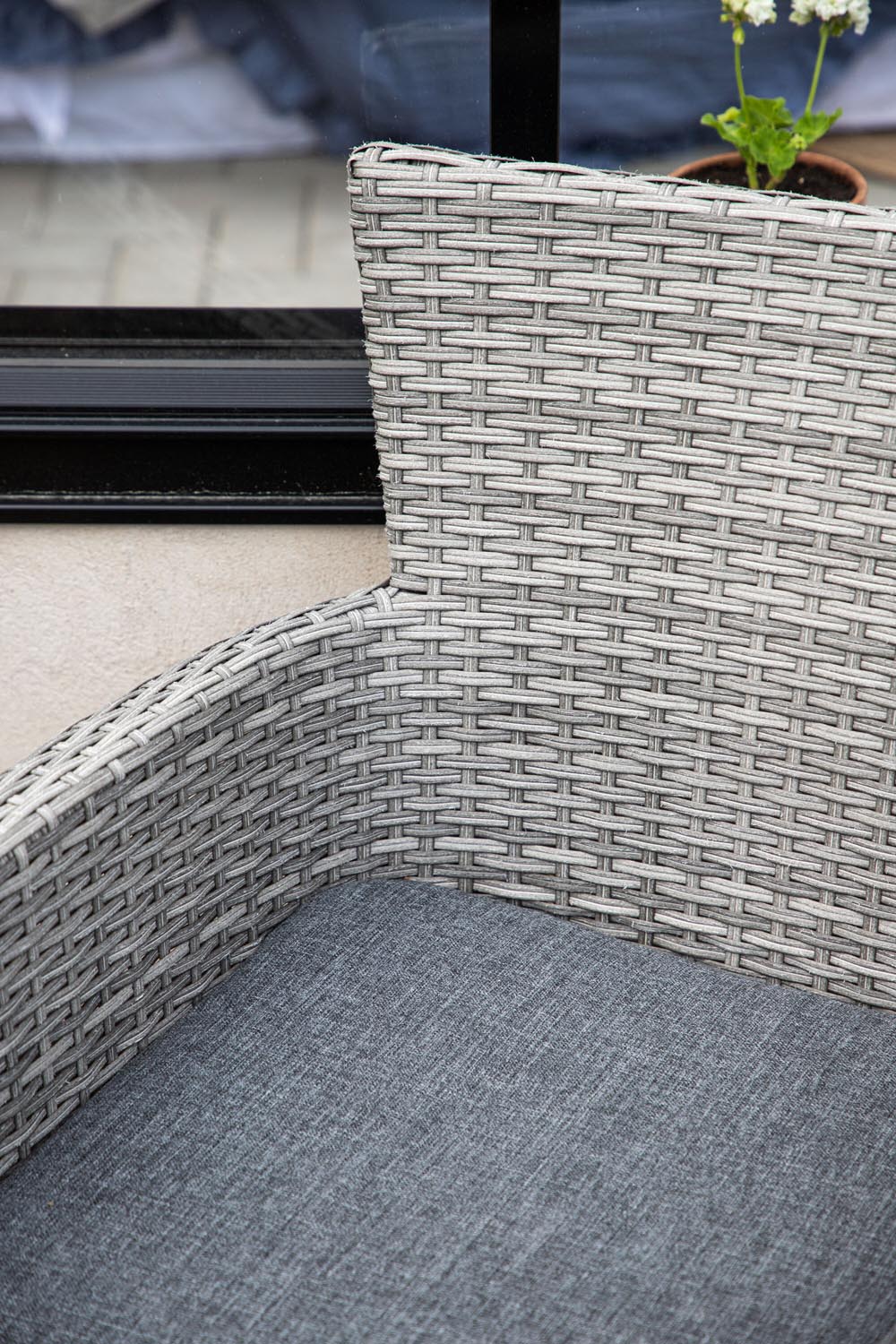 Malina Gartenstuhl in Grau präsentiert im Onlineshop von KAQTU Design AG. Gartenstuhl mit Armlehnen ist von Venture Home