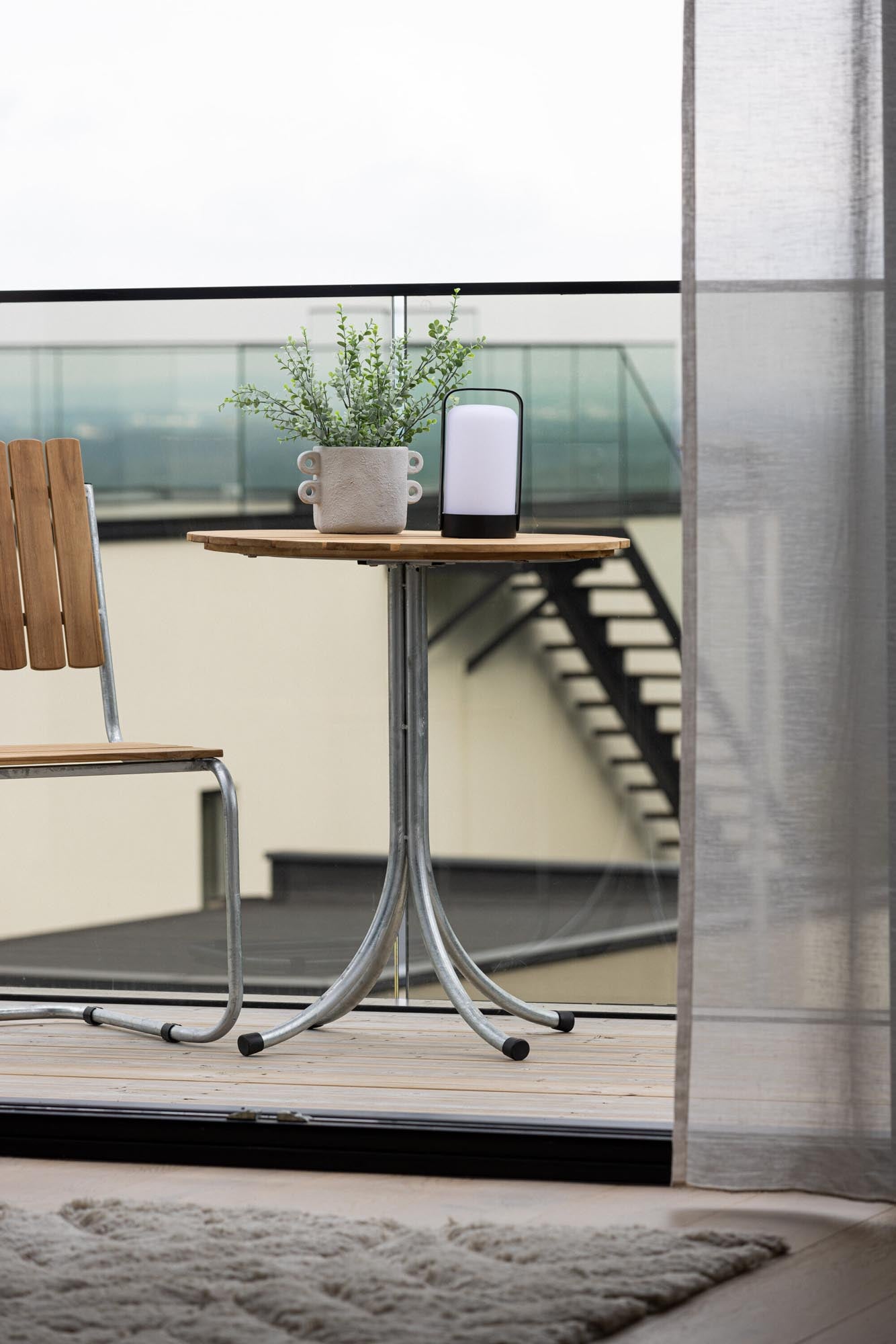 Holmsund Cafe Tisch in Natur präsentiert im Onlineshop von KAQTU Design AG. Beistelltisch Outdoor ist von Venture Home