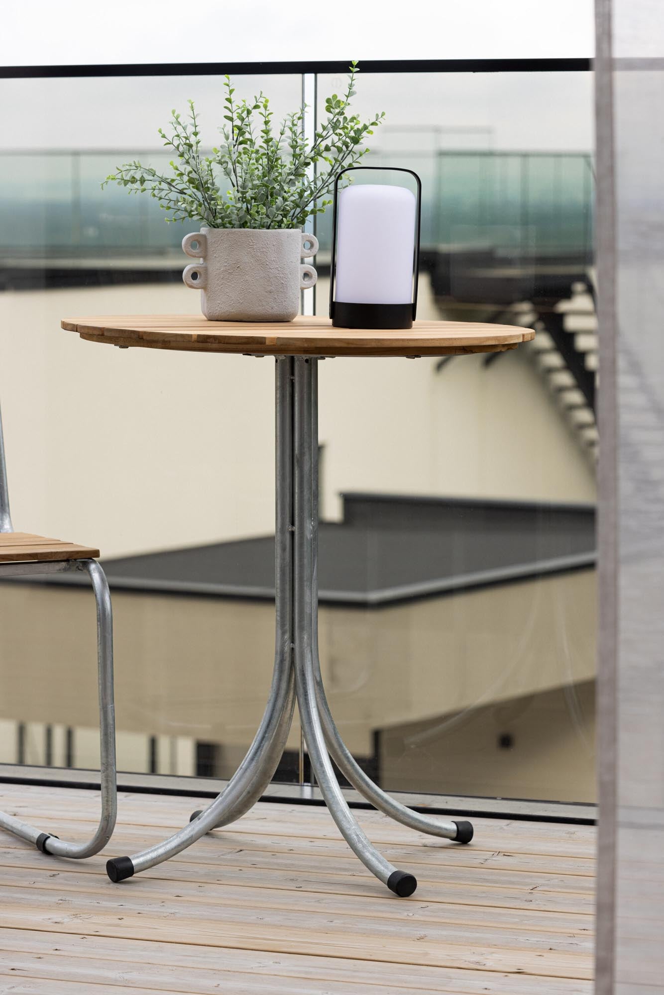 Holmsund Cafe Tisch in Natur präsentiert im Onlineshop von KAQTU Design AG. Beistelltisch Outdoor ist von Venture Home