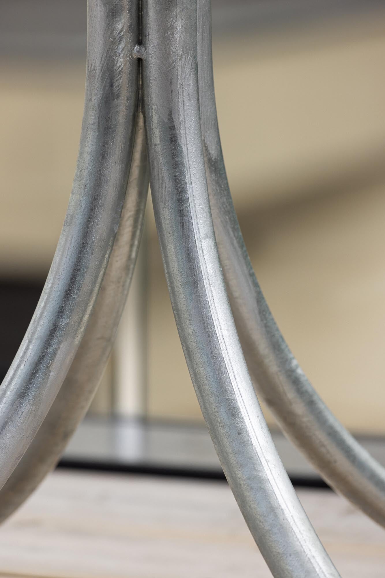 Eleganter Holmsund Tisch: Ideal für moderne Outdoor-Gestaltungen.