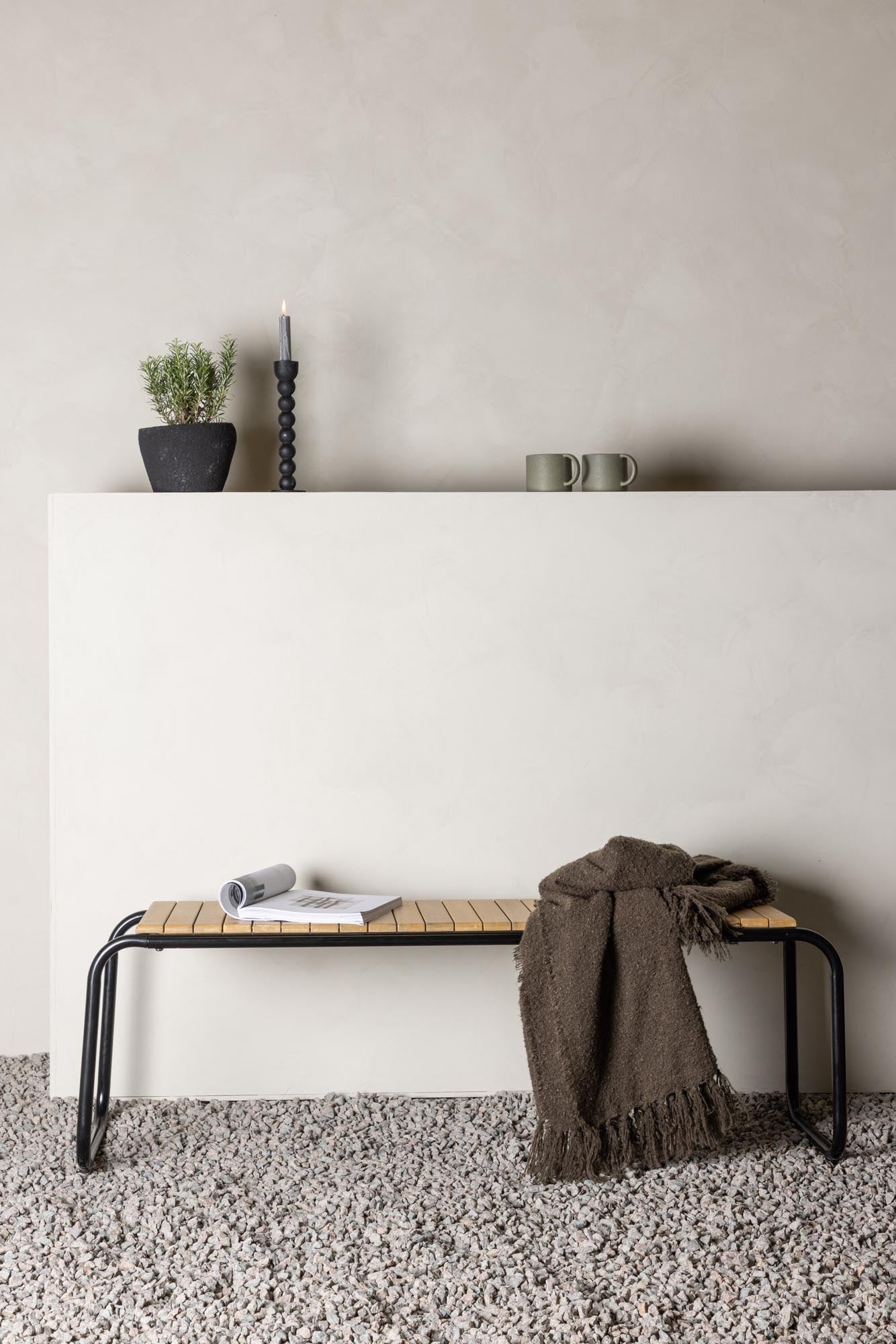 Gestalten Sie Ihren Außenbereich mit der Holmbeck Bank von Venture Home – eine moderne, langlebige Akazienbank für entspannte Momente im Freien.