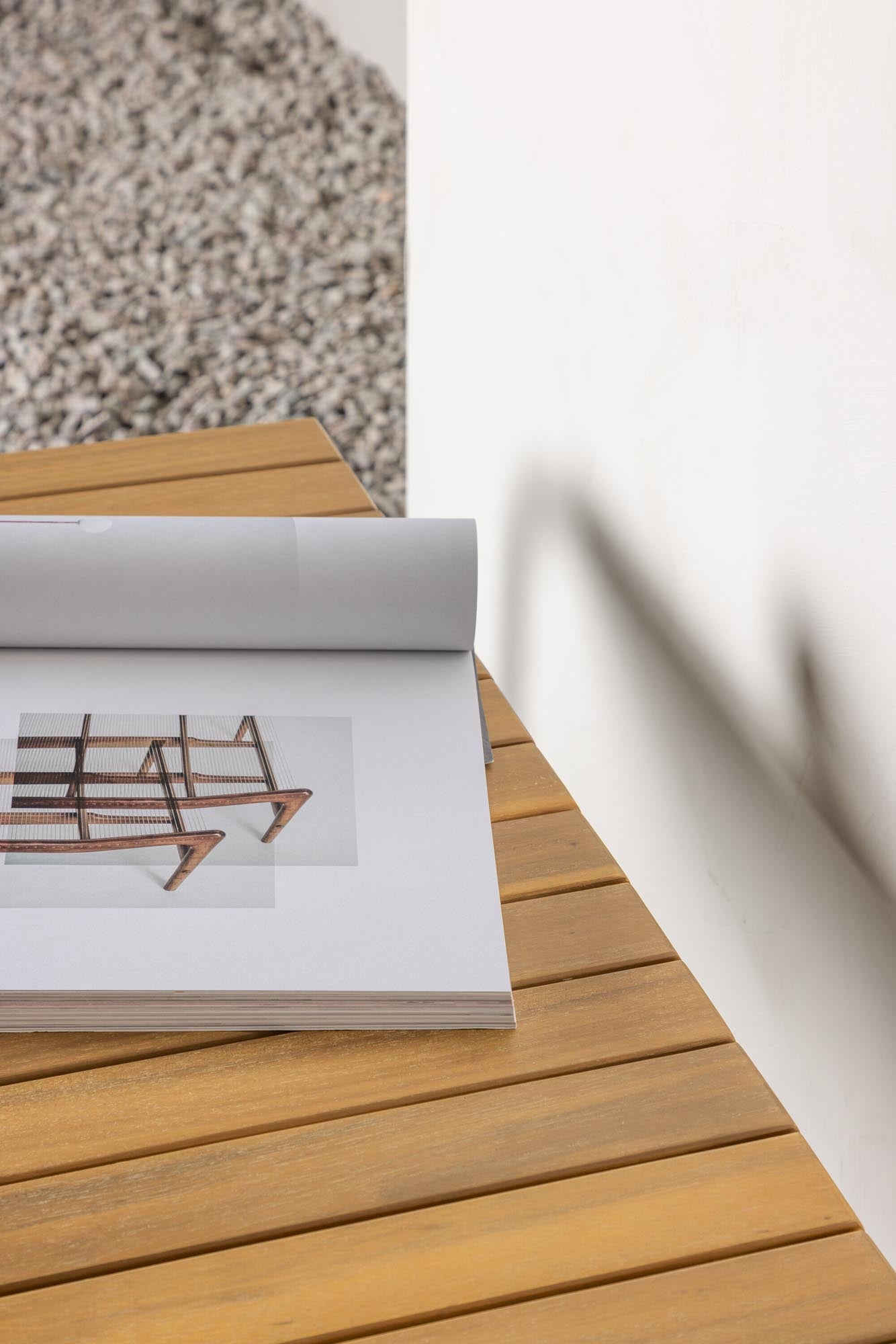 Entdecken Sie die Holmbeck Bank von Venture Home – eine elegante Lounge Bank aus wetterbeständiger Akazie, ideal für entspannte Momente im Freien.