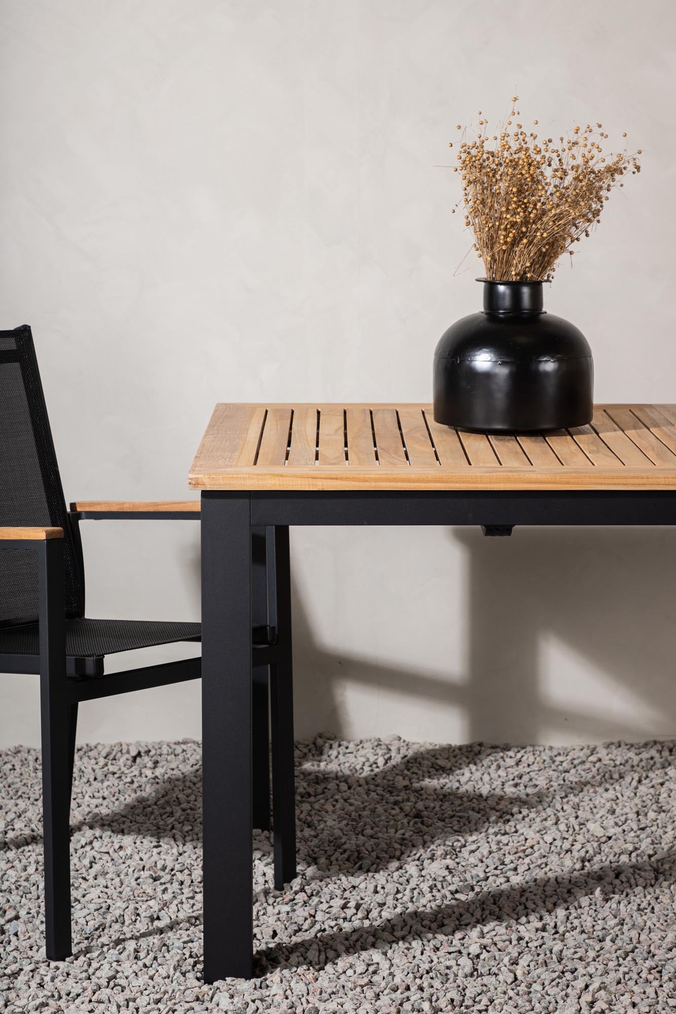 Eleganter, ausziehbarer Panama Gartentisch von Venture Home, perfekt für moderne Aussenbereiche und gesellige Treffen.