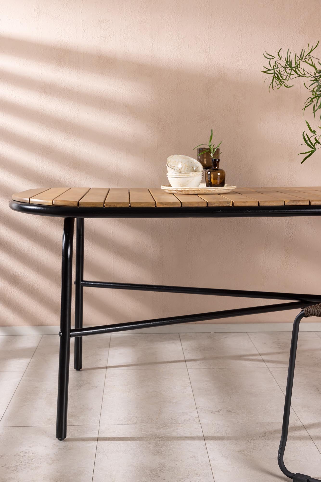 Stilvoller Holmbeck Gartentisch von Venture Home für draussen.