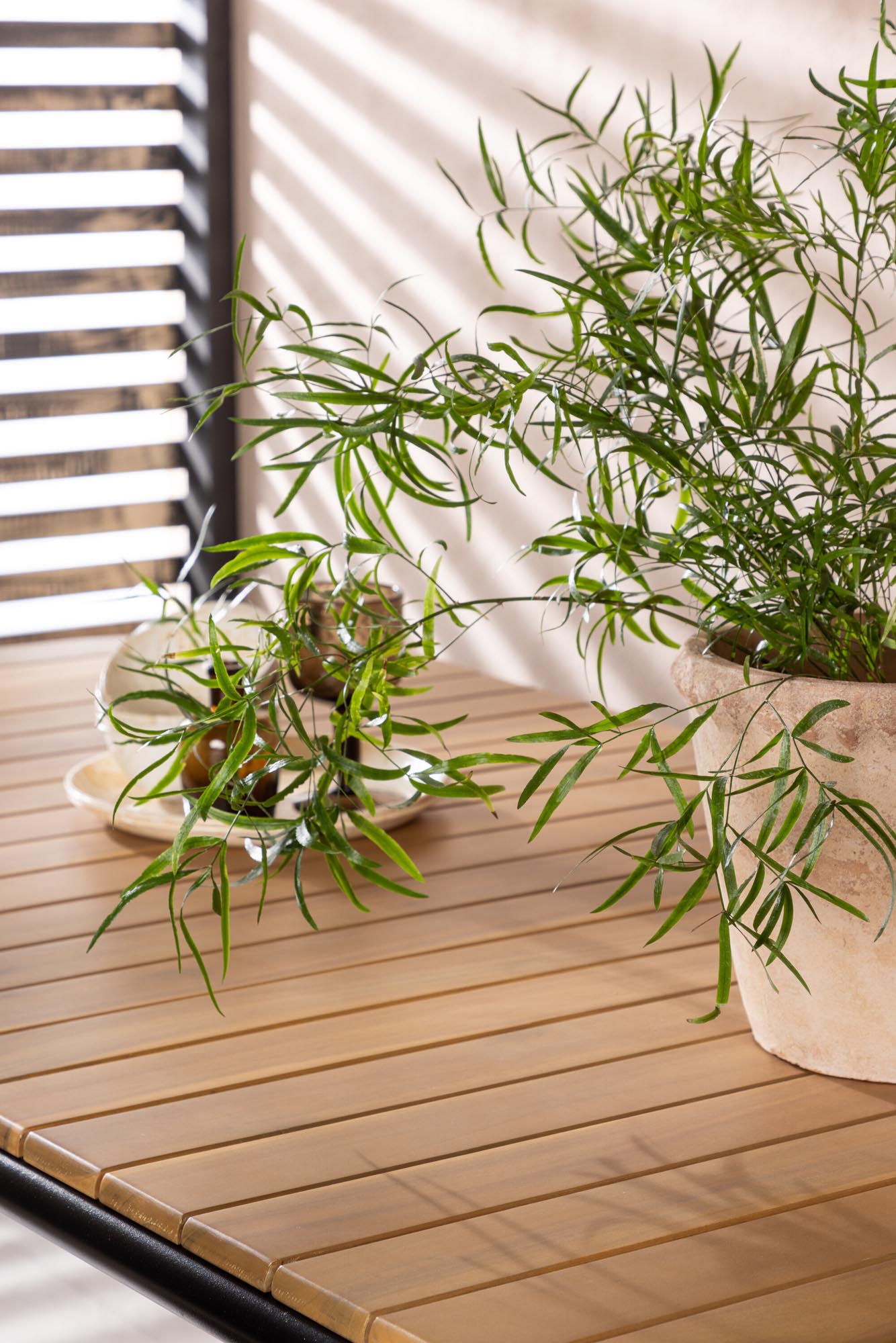 Eleganter Holmbeck Tisch Outdoor von Venture Home: Robustes Akazienholz trifft auf modernes Stahlgestell für Ihren Garten.