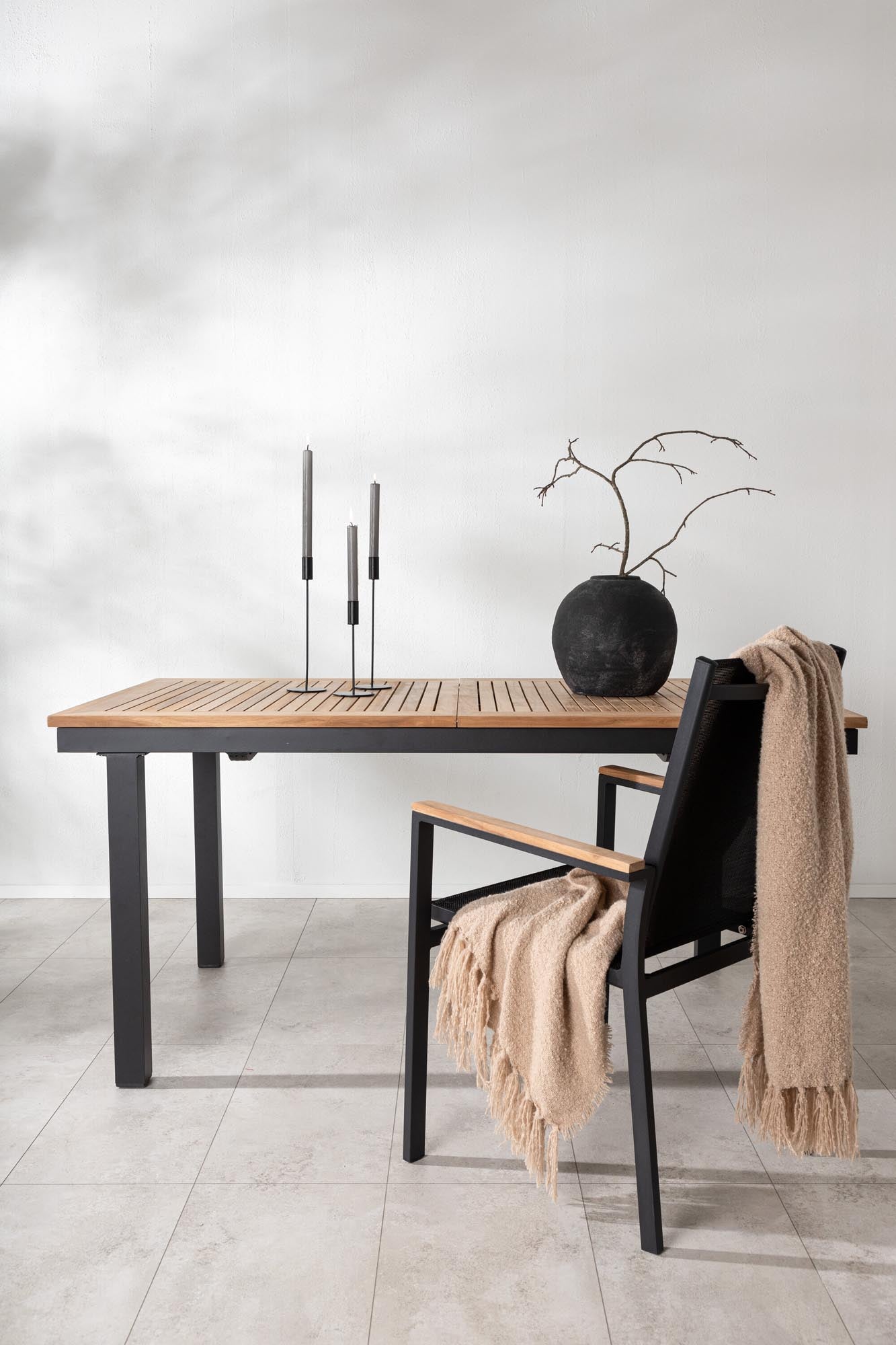 Moderner, ausziehbarer Panama Gartentisch von Venture Home, ideal für stilvolle Aussenbereiche und gesellige Anlässe.