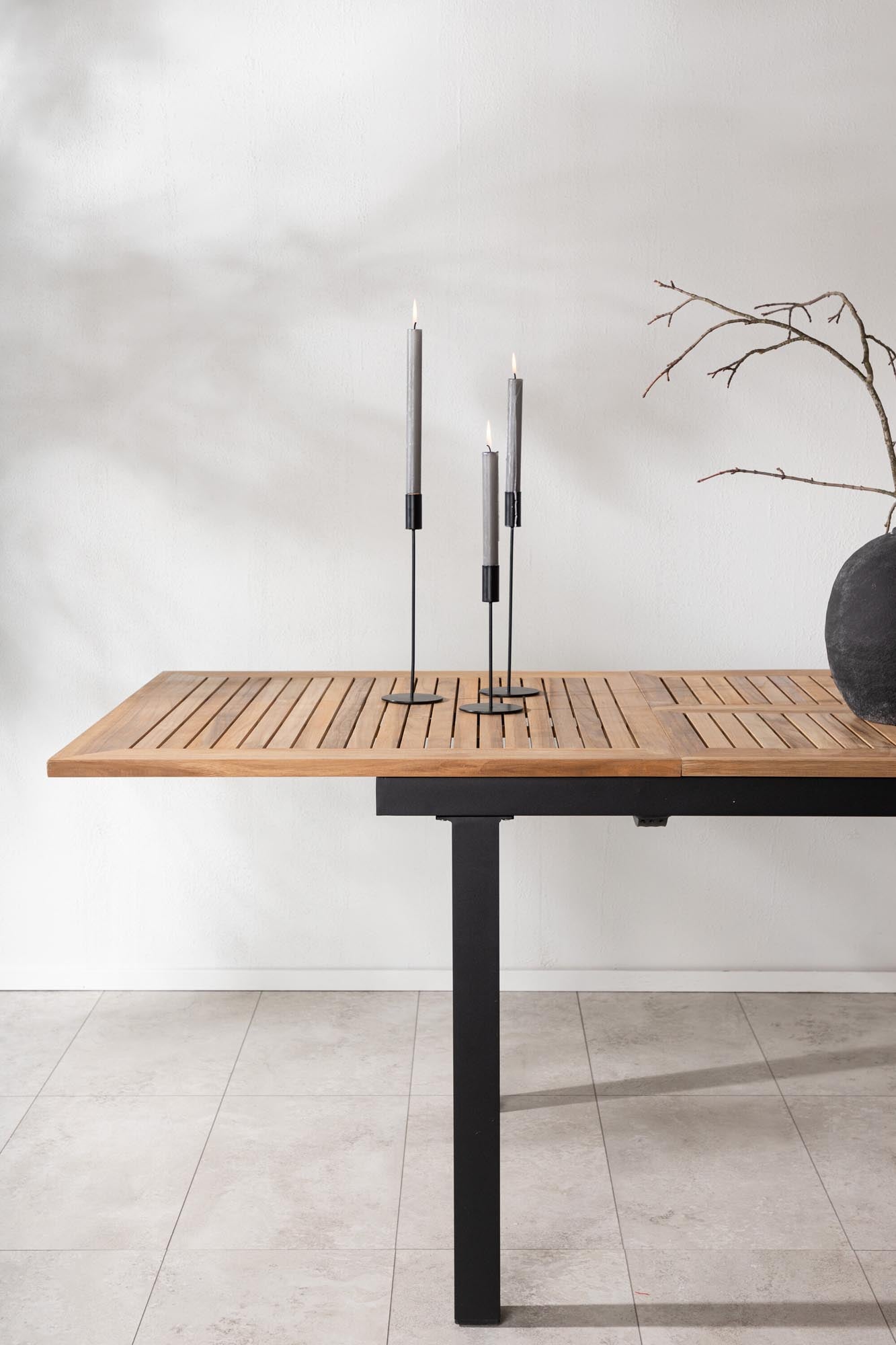 Eleganter, ausziehbarer Panama Gartentisch von Venture Home, perfekt für moderne Aussenbereiche und gesellige Runden.