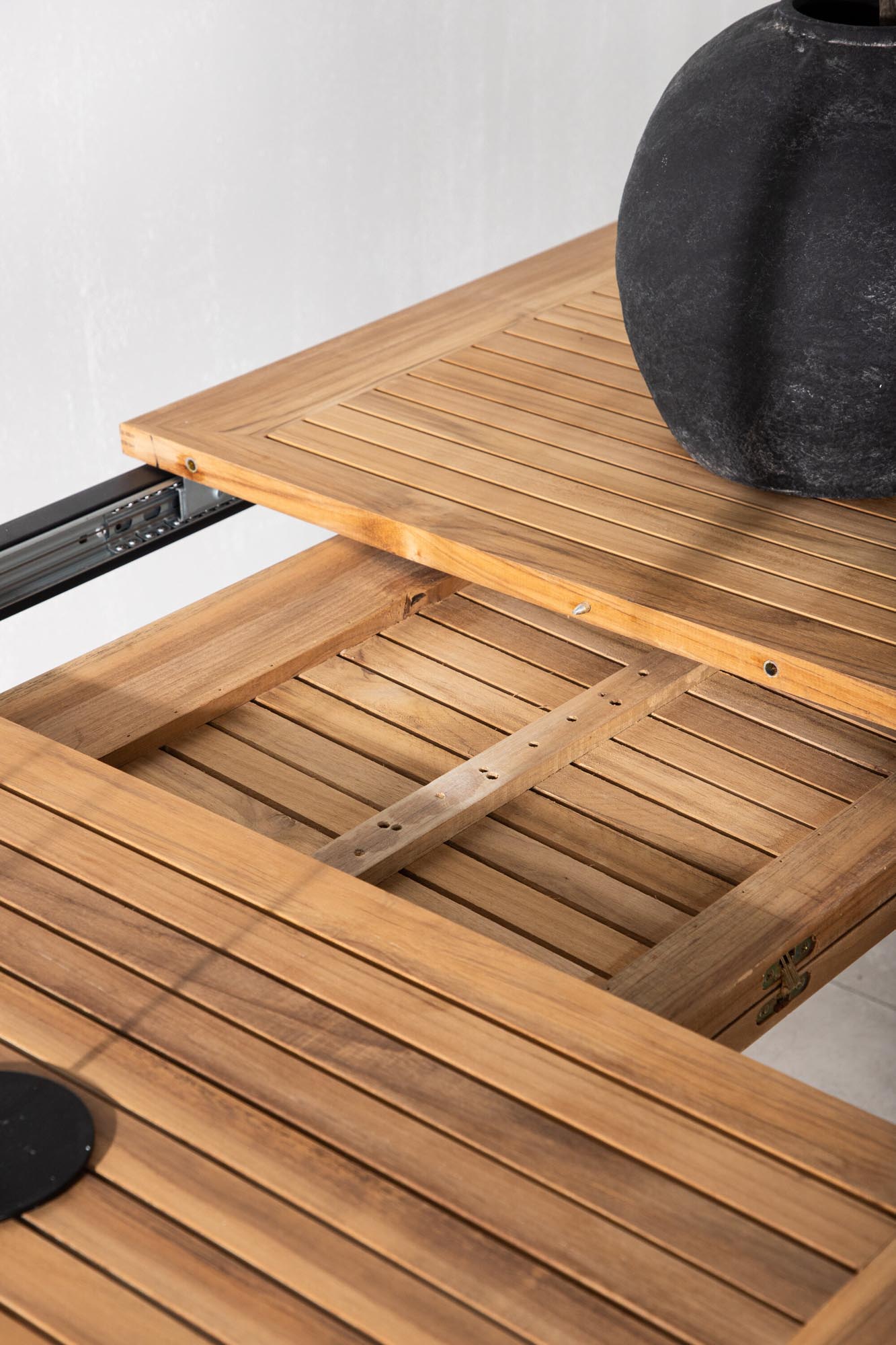 Moderner, ausziehbarer Panama Gartentisch von Venture Home, ideal für stilvolle Outdoor-Bereiche.