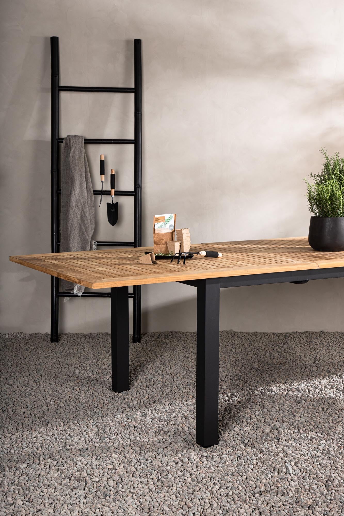 Moderner, ausziehbarer Panama Gartentisch von Venture Home, ideal für stilvolle Aussenbereiche und gesellige Anlässe.