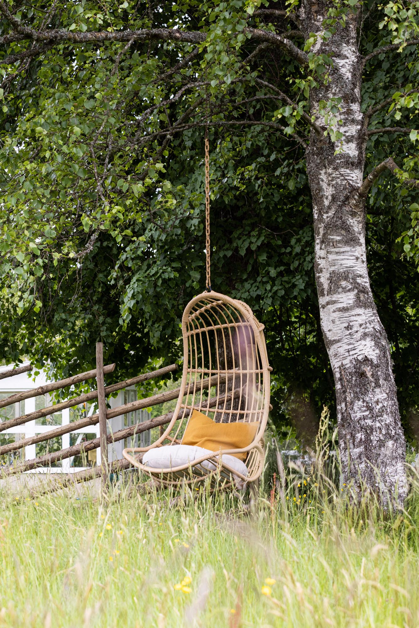 Entspannen Sie stilvoll im Pulau Hängesessel von Venture Home. Perfekt für Garten und Terrasse, bietet er Komfort und Ruhe in der Natur.