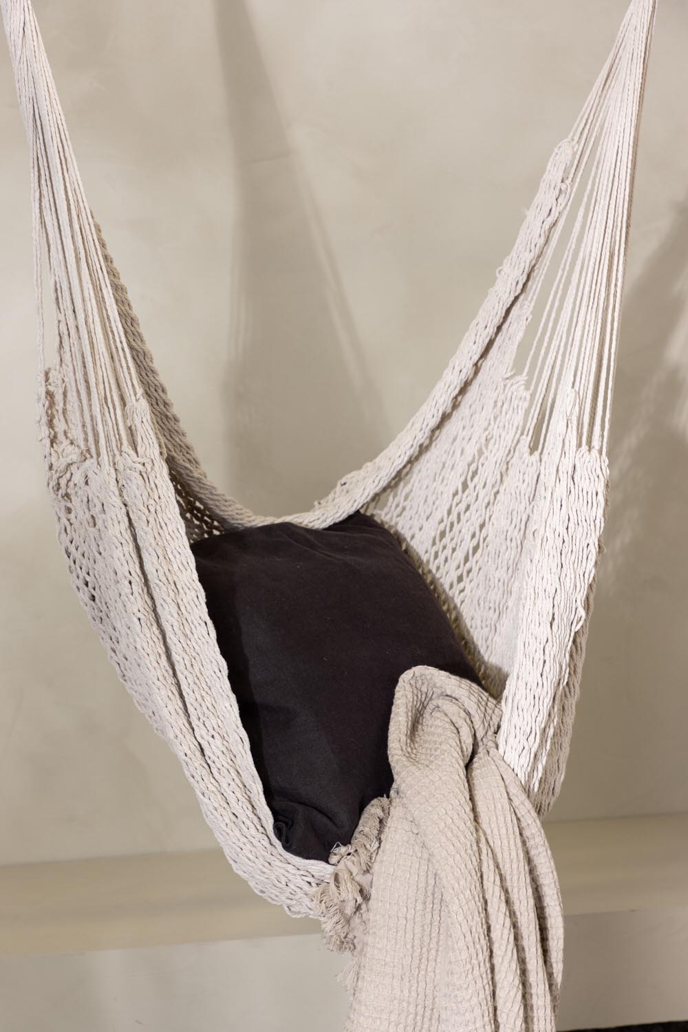 Kalino Haning Stuhl in Cremefarben präsentiert im Onlineshop von KAQTU Design AG. Schaukel Outdoor ist von Venture Home