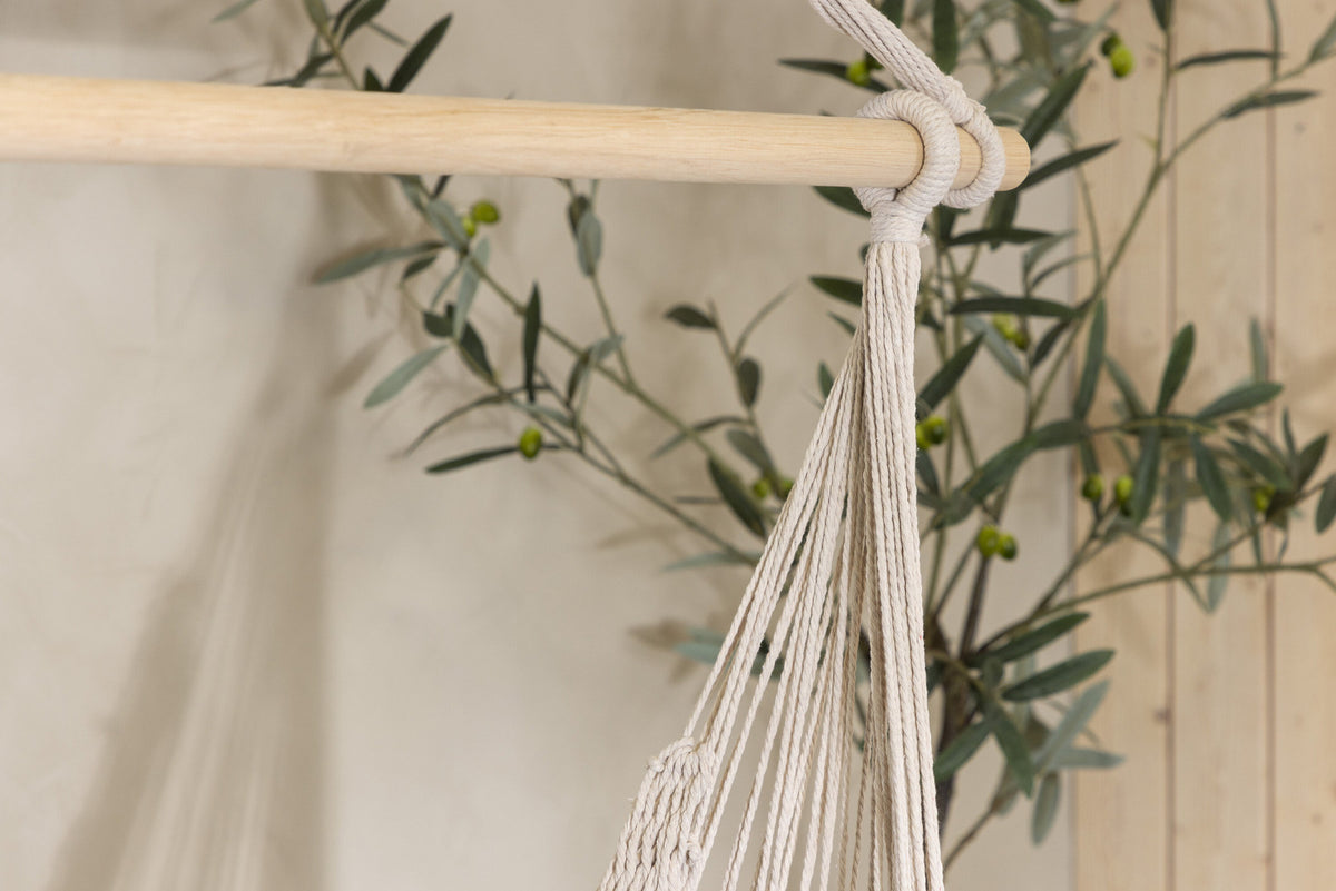Kalino Haning Stuhl in Cremefarben präsentiert im Onlineshop von KAQTU Design AG. Schaukel Outdoor ist von Venture Home