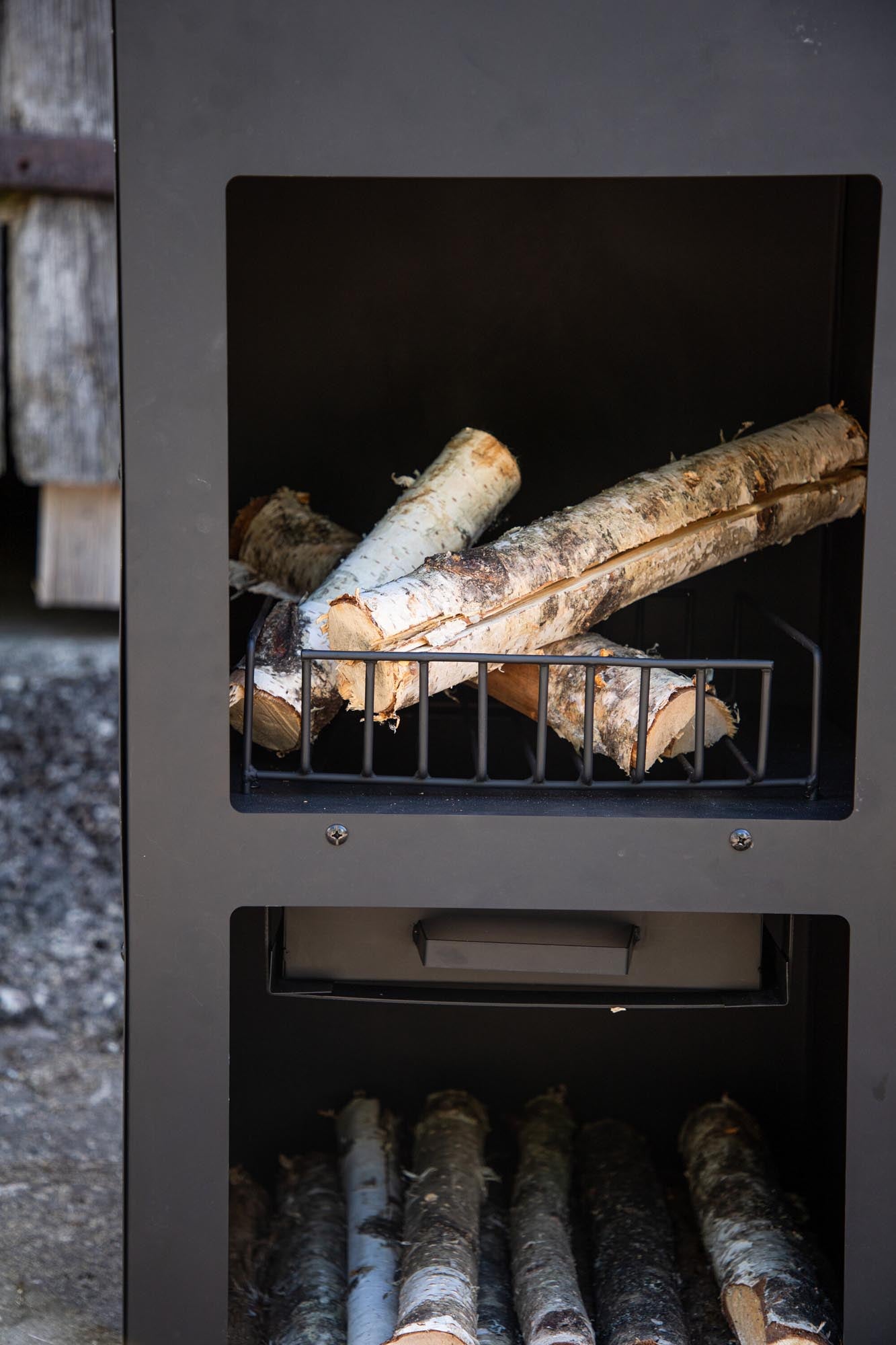 Elegante Makarima Feuerpit von Venture Home: Hochwertiger Stahl, effiziente Rauchabführung und ideal für gesellige Abende im Freien.