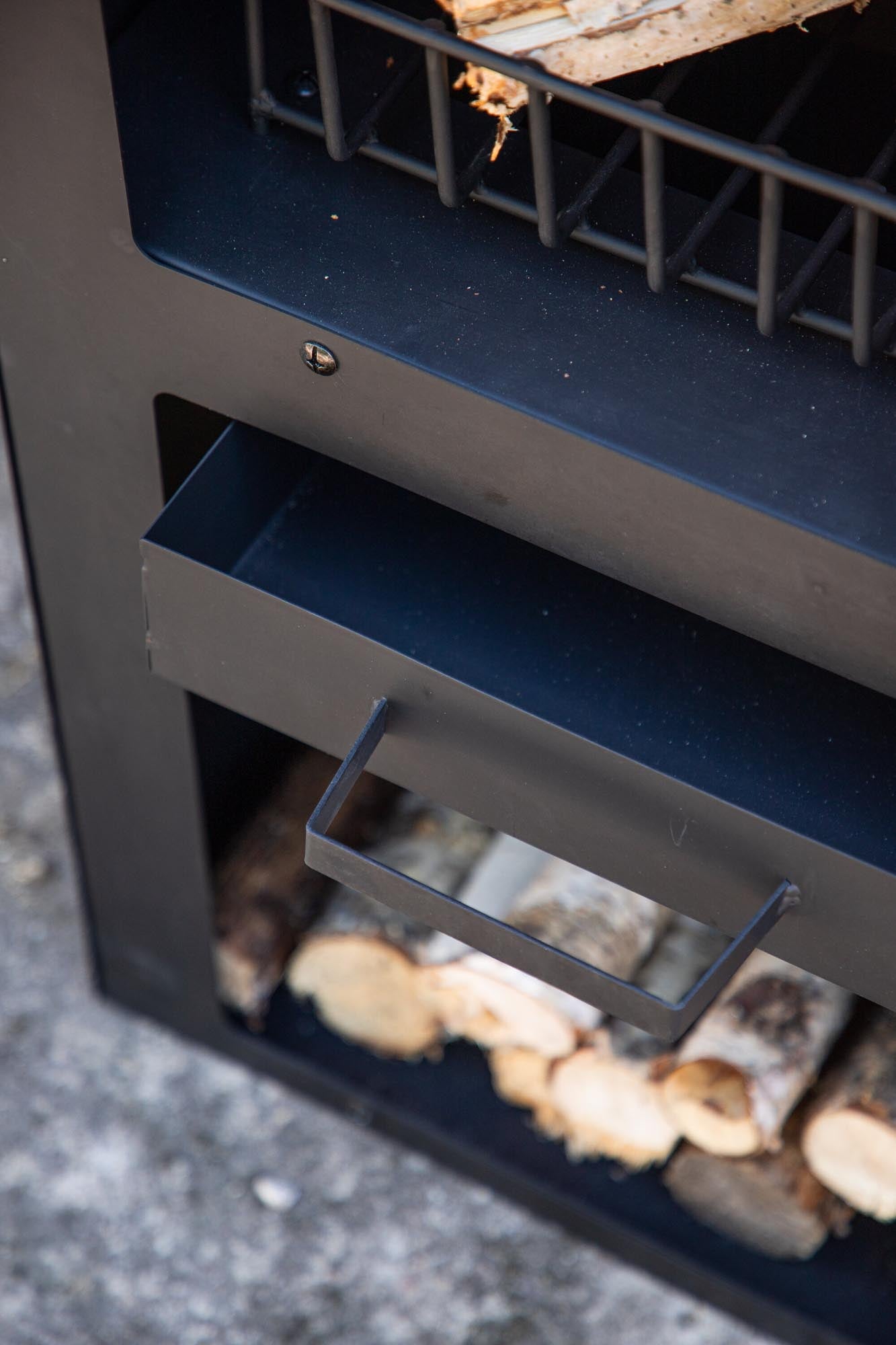 Makarima Feuerpit von Venture Home: Stilvolles Design aus robustem Stahl, perfekte Wärmeleitung und ideal für gesellige Abende im Freien.