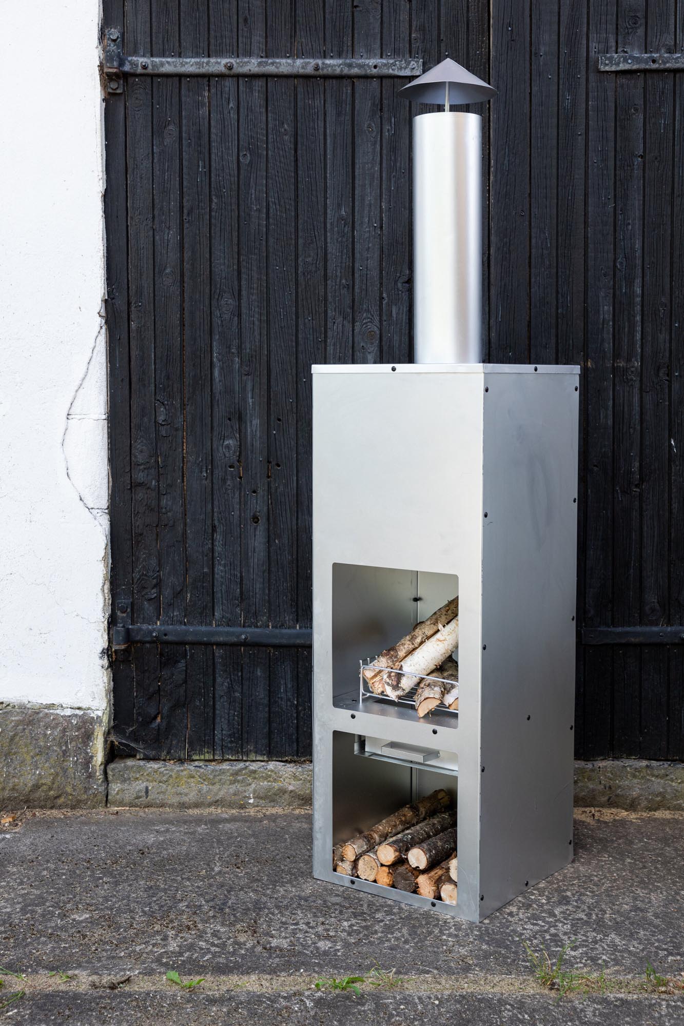 Makarima Feuerpit von Venture Home: Elegante Feuerstelle aus schwarzem Stahl, ideal für gesellige Abende und stilvolle Terrassen. Genießen Sie Wärme und Atmosphäre.