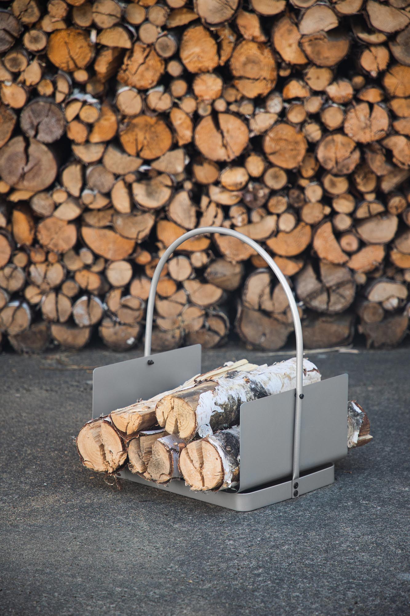 Entdecken Sie die Godoma Feuerpit von Venture Home: Hochwertige Feuerschale aus silbernem Stahl, perfekt für stimmungsvolle Abende im Garten.