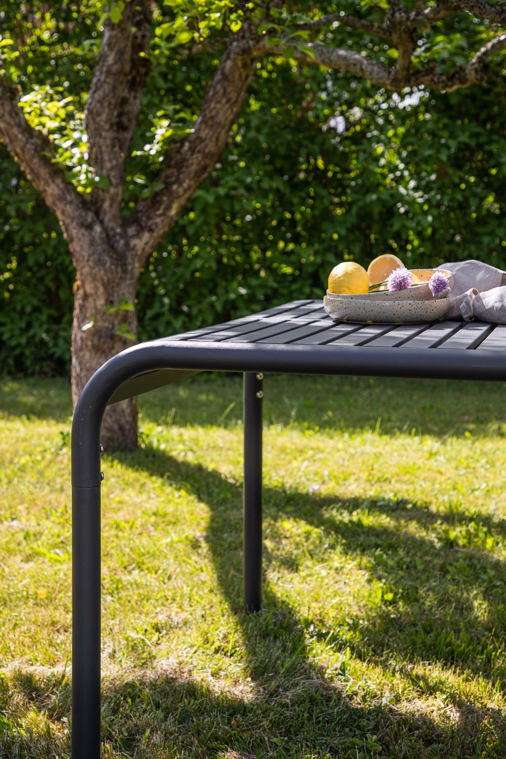 Borneo Gartentisch in Anthrazit präsentiert im Onlineshop von KAQTU Design AG. Gartentisch ist von Venture Home