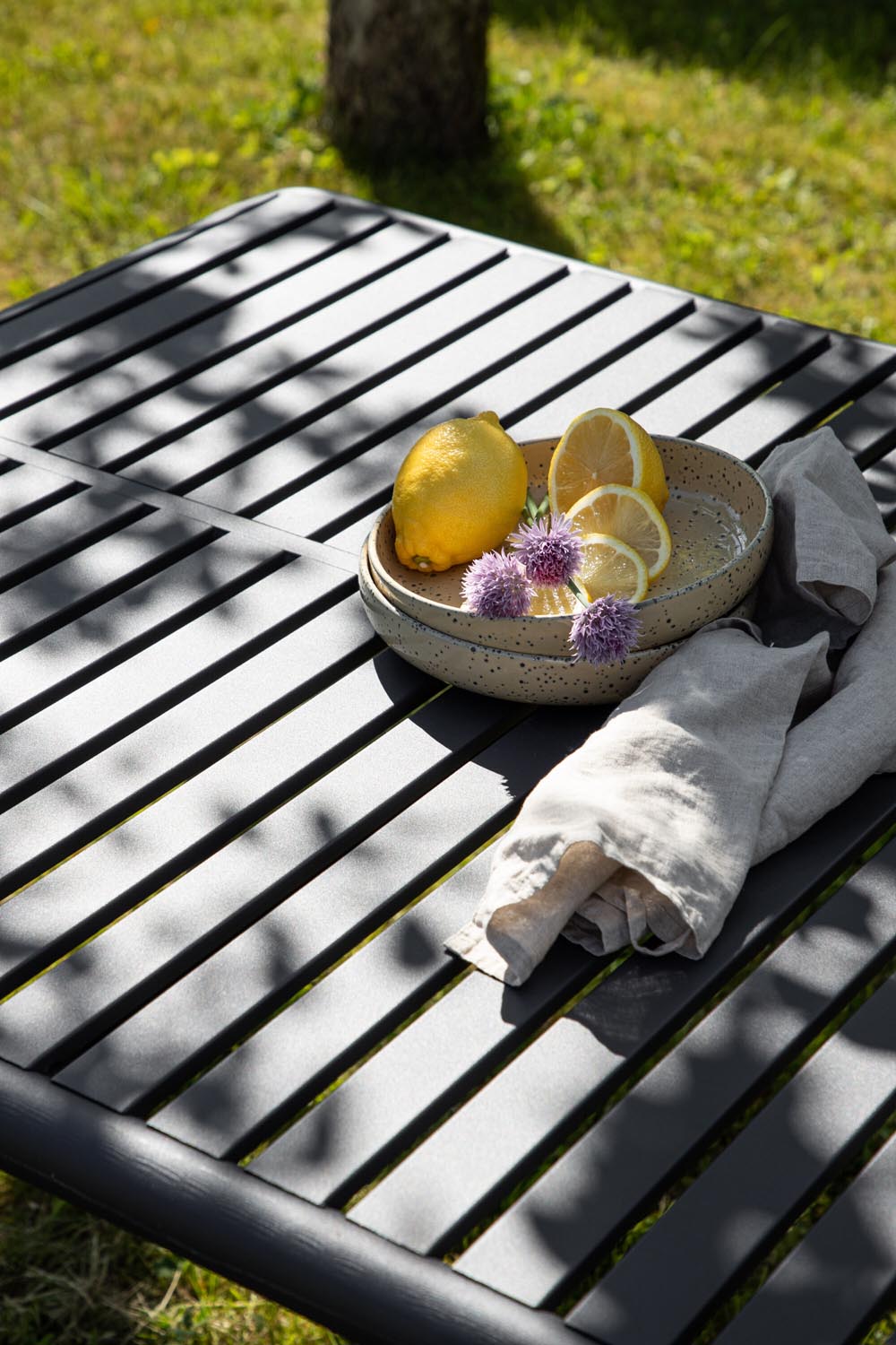 Borneo Gartentisch in Anthrazit präsentiert im Onlineshop von KAQTU Design AG. Gartentisch ist von Venture Home