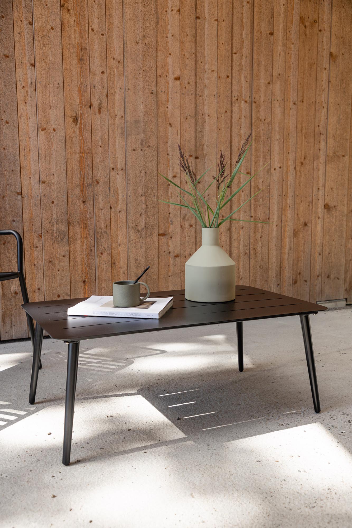 Eleganter Outdoor-Couchtisch Lina von Venture Home für stilvolle Gärten.