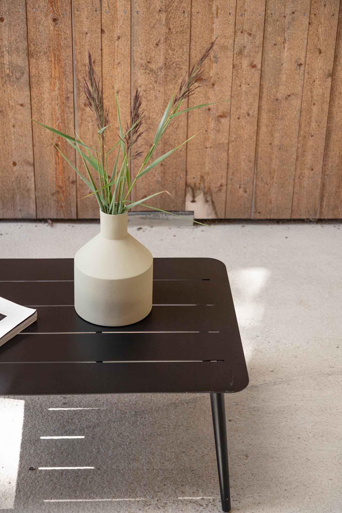 Lina Coffee Tisch Outdoor in Schwarz präsentiert im Onlineshop von KAQTU Design AG. Beistelltisch Outdoor ist von Venture Home