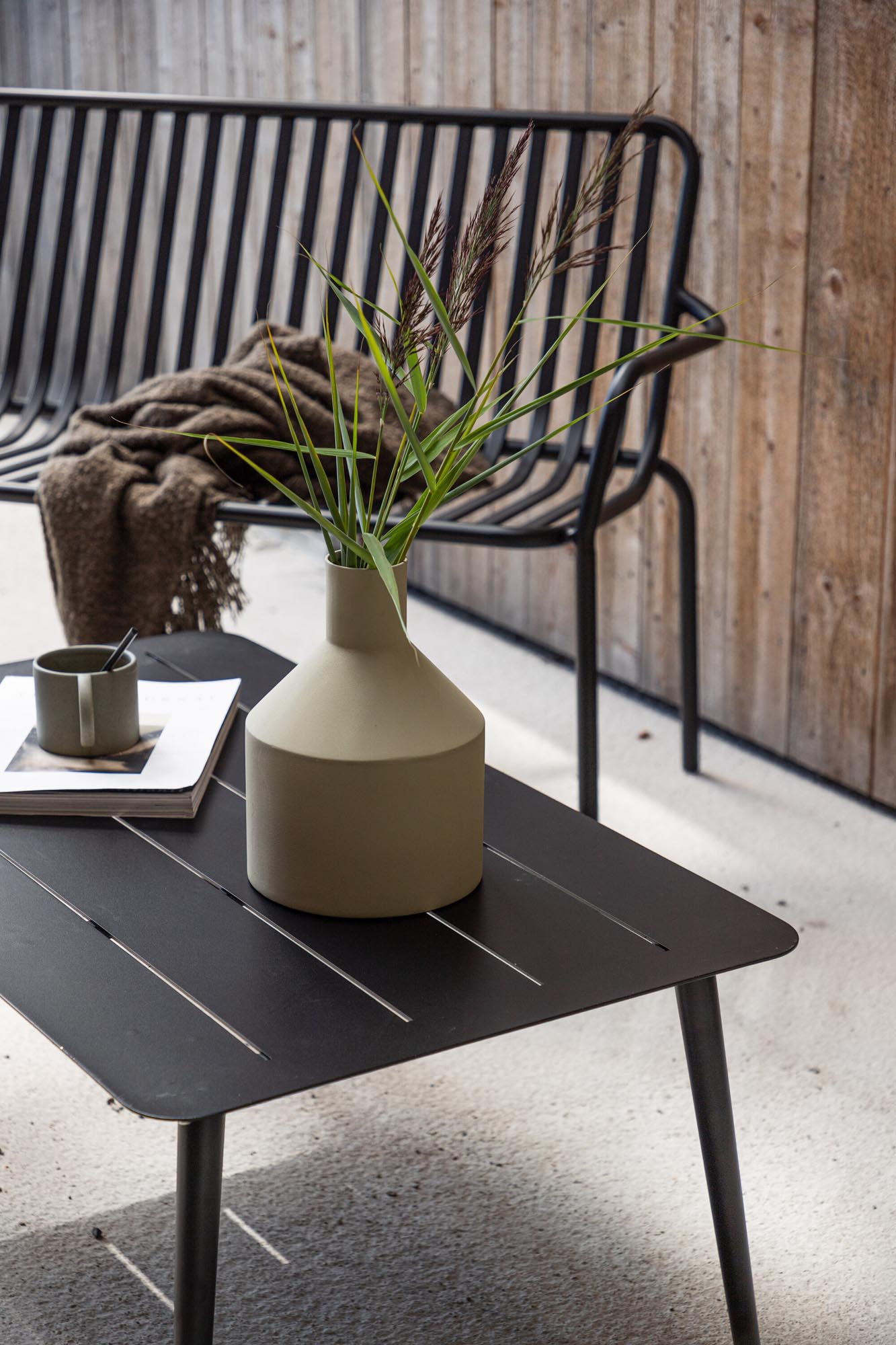 Lina Outdoor-Couchtisch von Venture Home für moderne Aussenbereiche.