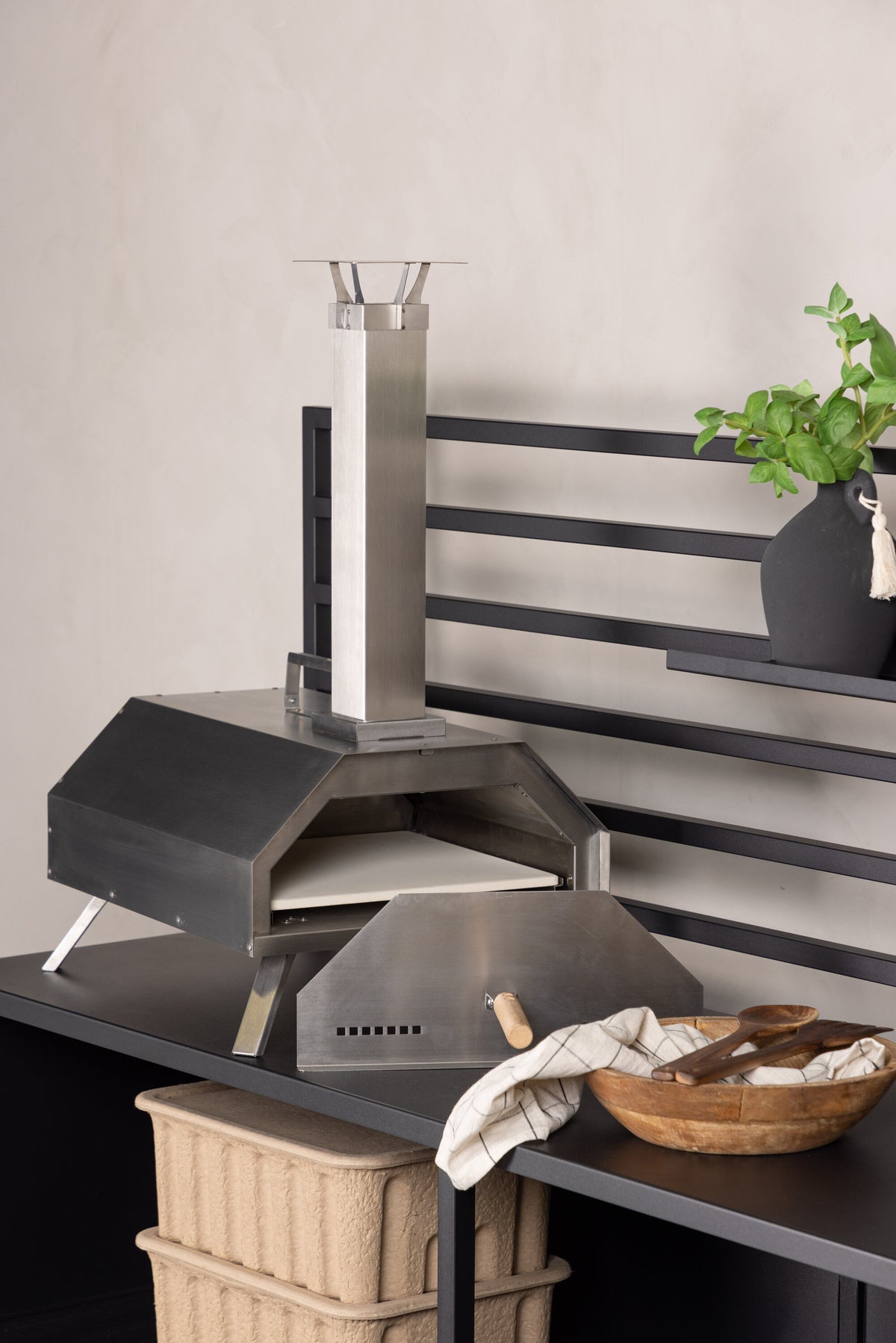 Hamnå Pizzaofen in Silber präsentiert im Onlineshop von KAQTU Design AG. Pizza ist von Venture Home