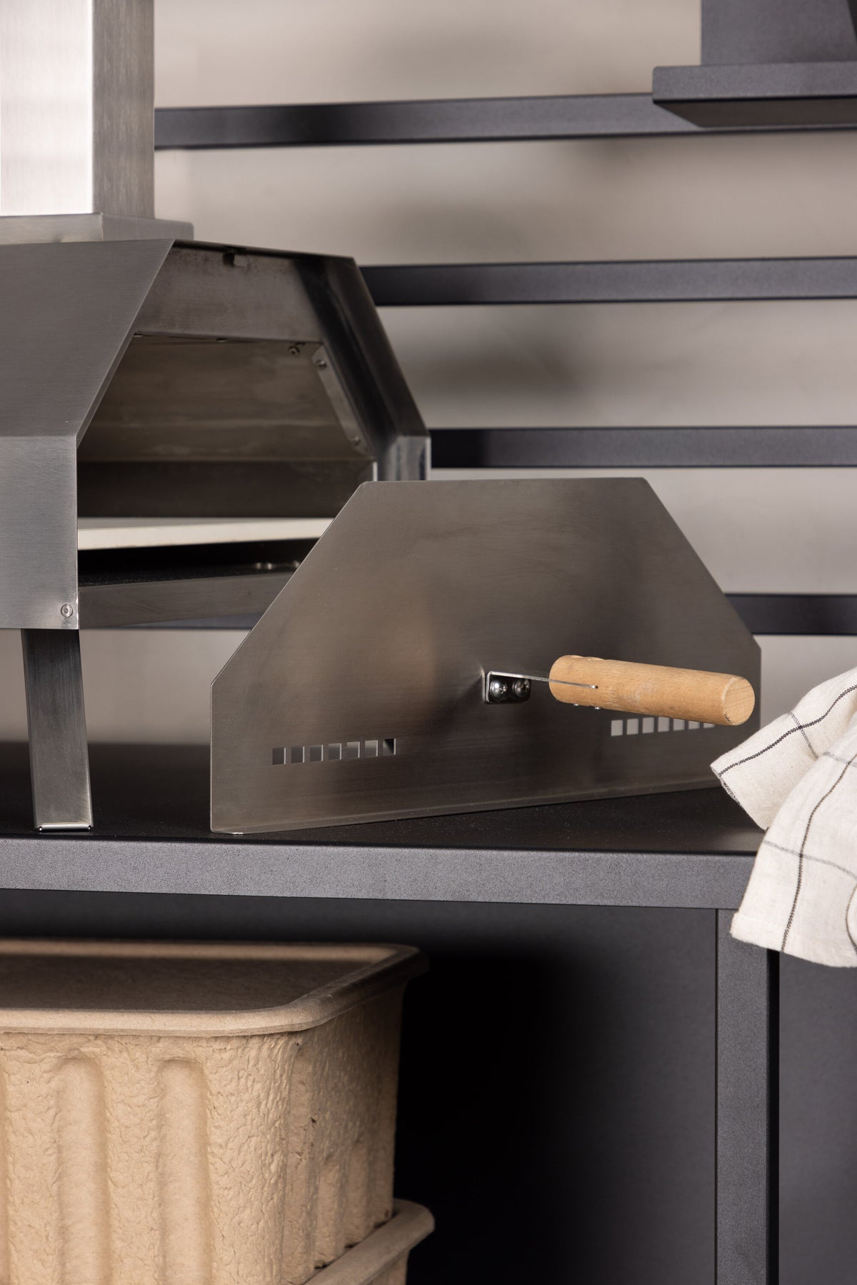 Hamnå Pizzaofen in Silber präsentiert im Onlineshop von KAQTU Design AG. Pizza ist von Venture Home