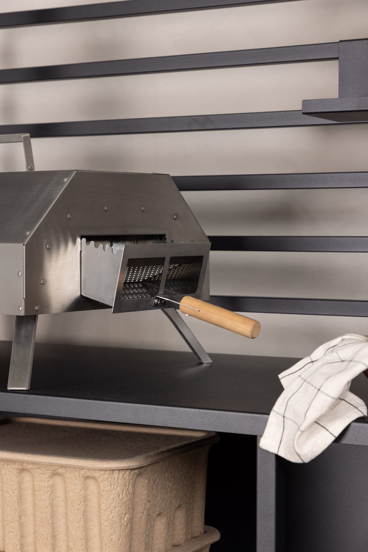 Hamnå Pizzaofen in Silber präsentiert im Onlineshop von KAQTU Design AG. Pizza ist von Venture Home