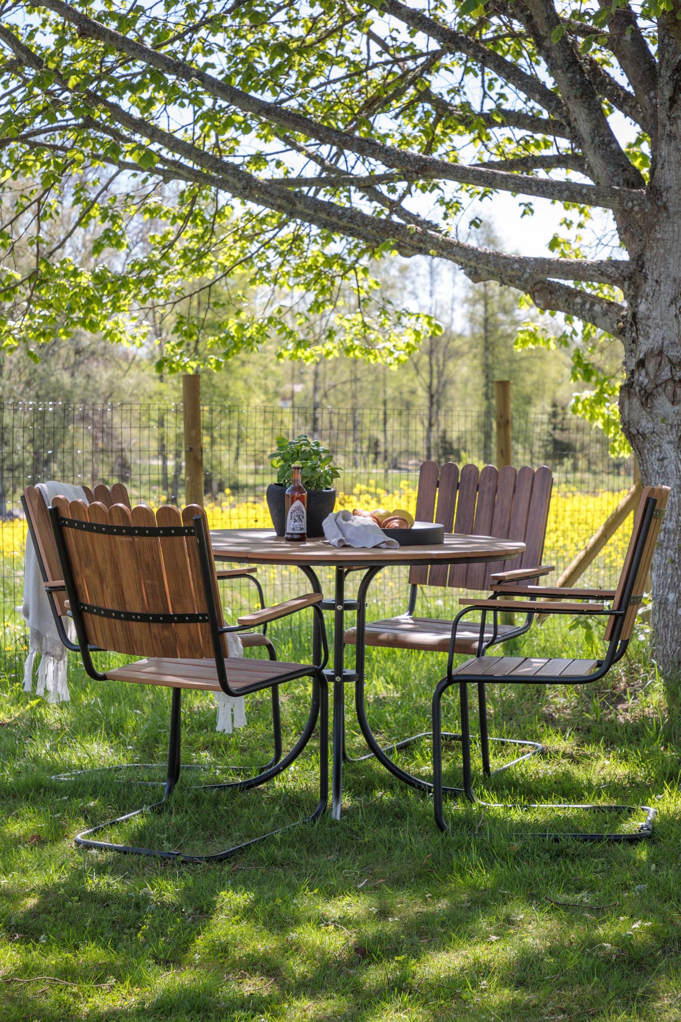Das Holmsund Outdoor-Tischset von Venture Home bietet stilvolles Design und Komfort, perfekt für Garten oder Terrasse, Platz für 4 Personen.