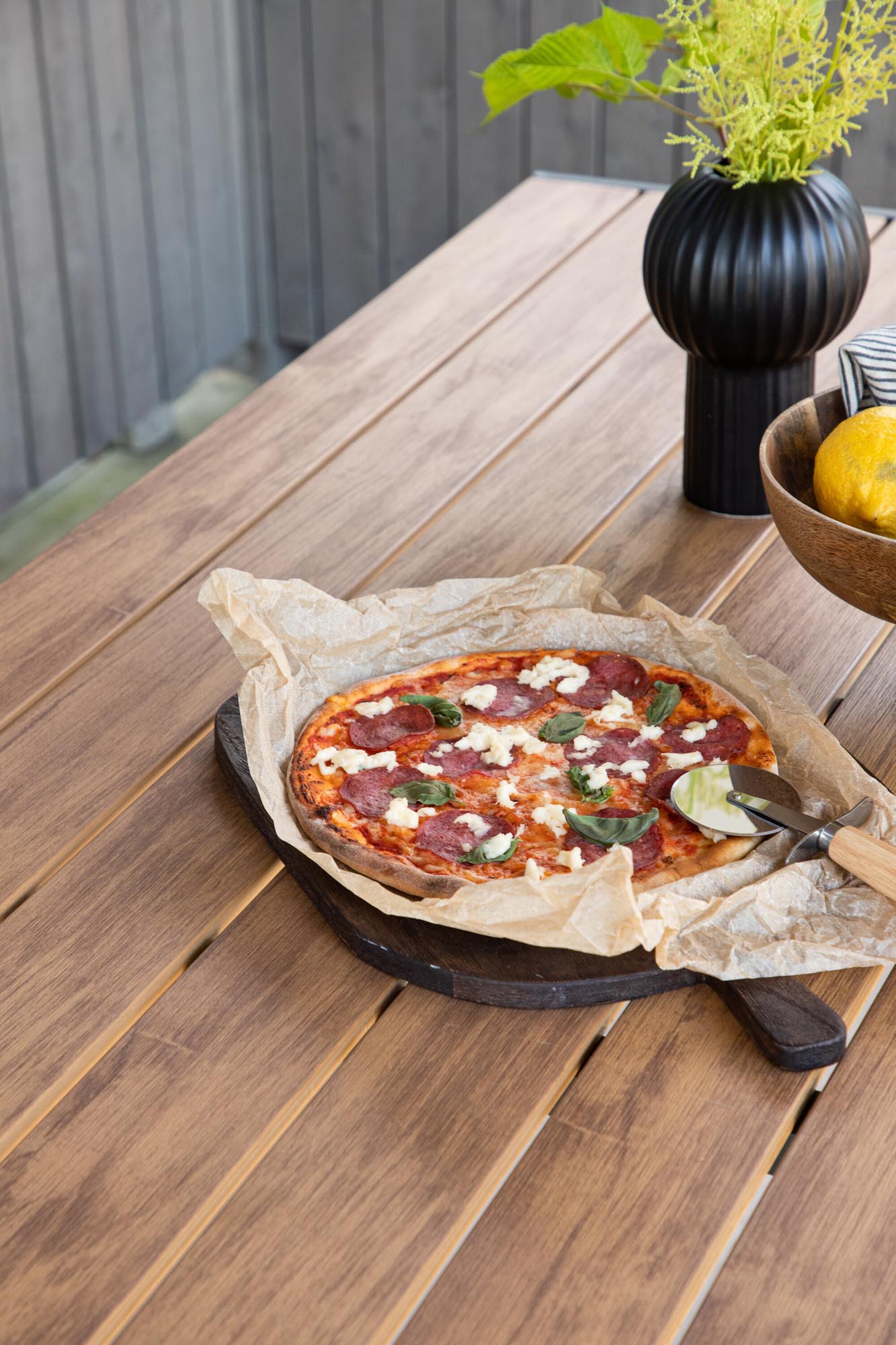 Moderner Break Gartentisch von Venture Home, ideal für stilvolle Aussenbereiche, robust und wetterbeständig.