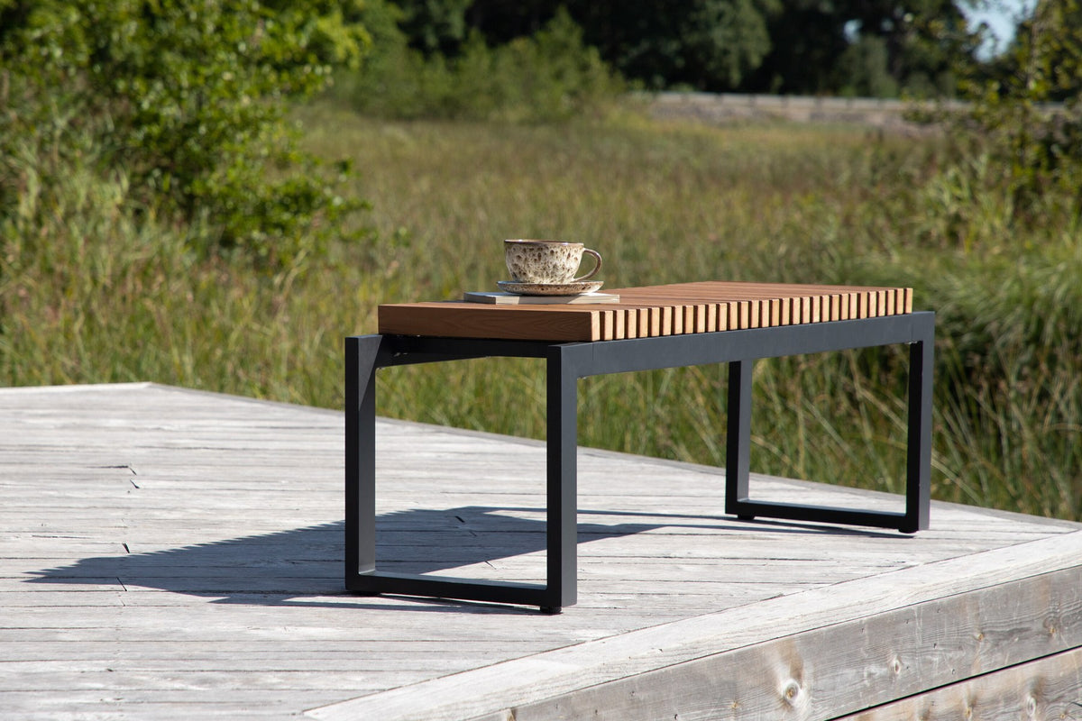 Gartenbank Athena von Venture Home mit schwarzem Aluminiumgestell und gerippter Sitzfläche aus braunem Aintwood, Outdoor-Design.