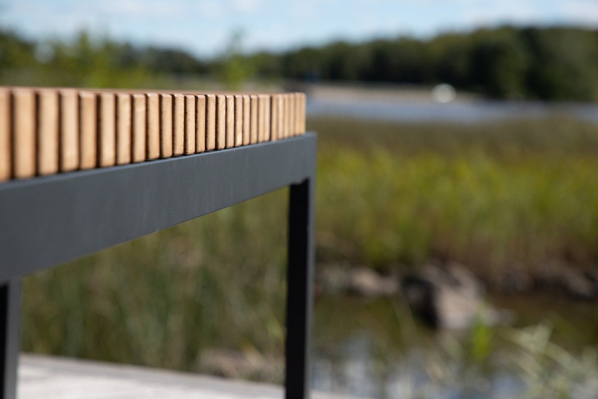 Gartenbank Athena von Venture Home mit schwarzem Aluminiumgestell und gerippter Sitzfläche aus braunem Aintwood, Outdoor-Design.