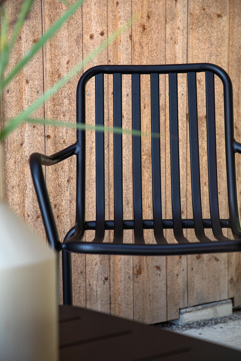 Peking Gartenstuhl in Schwarz präsentiert im Onlineshop von KAQTU Design AG. Gartenstuhl mit Armlehnen ist von Venture Home