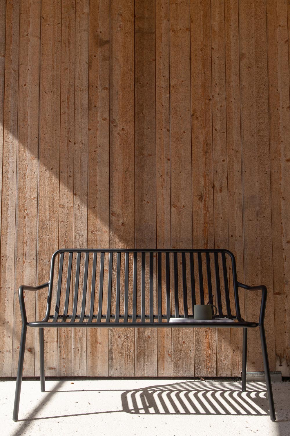 Peking Bank Sofa in Schwarz präsentiert im Onlineshop von KAQTU Design AG. Sitzbank ist von Venture Home