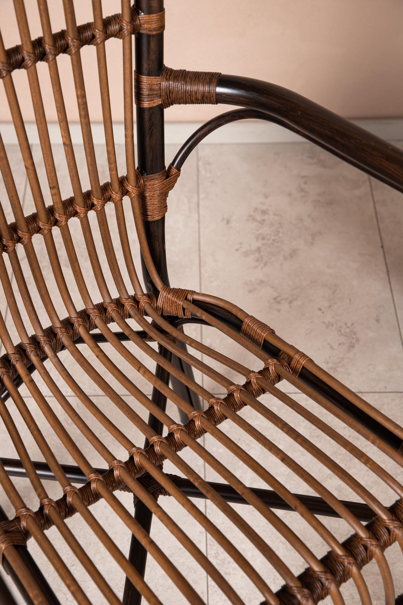 Entdecken Sie den Galera Stuhl von Venture Home: Wetterfestes Aluminium, bequemer Korbsitz, stapelbar und perfekt für stilvolle Garten- und Balkonmomente.